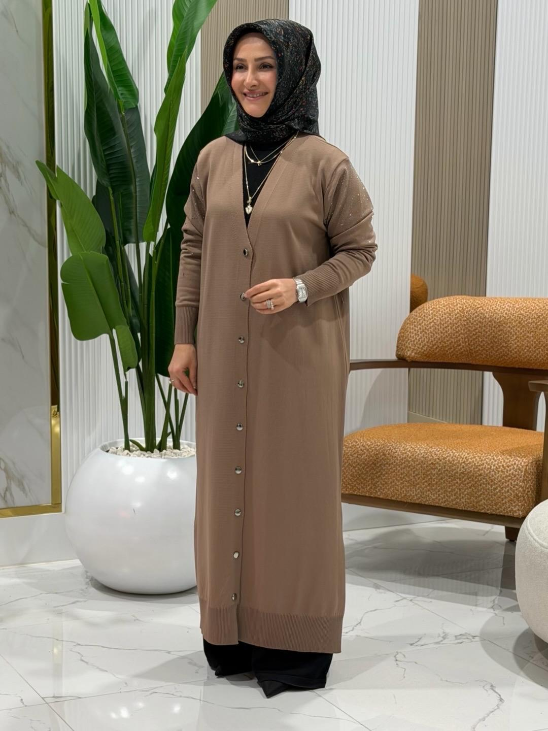 KADO ÖNÜ DÜĞMELİ KOLU TAŞ DETAYLI TRİKO HIRKA VİZON- 2725003