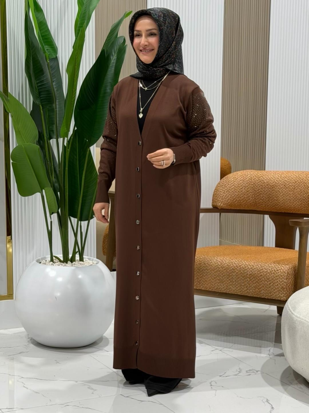 KADO ÖNÜ DÜĞMELİ KOLU TAŞ DETAYLI TRİKO HIRKA KAHVERENGİ- 2725003