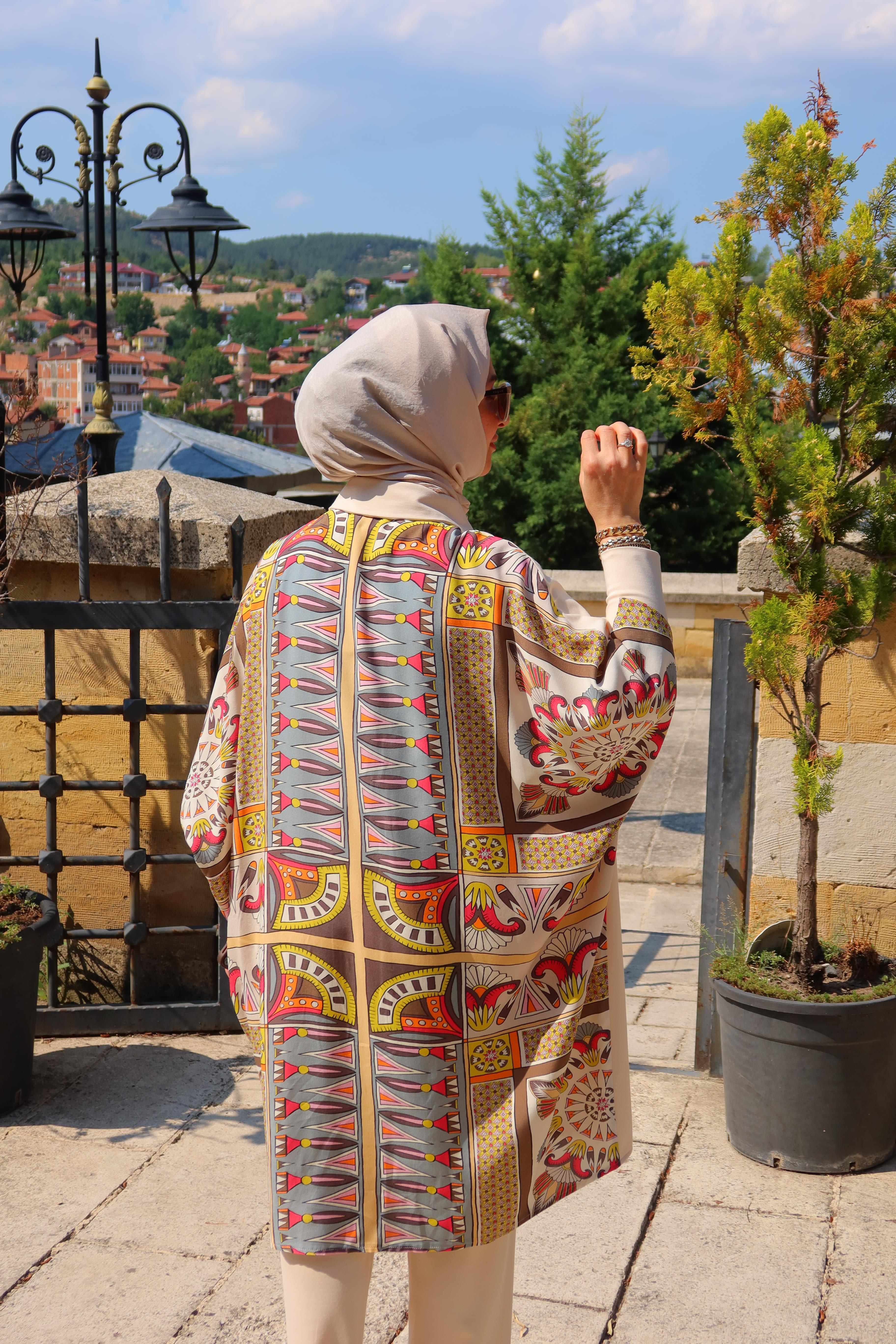 ÖNDEN FERMUARLI SIRTI EMPRİME DESENLİ PANTOLONLU TAKIM
