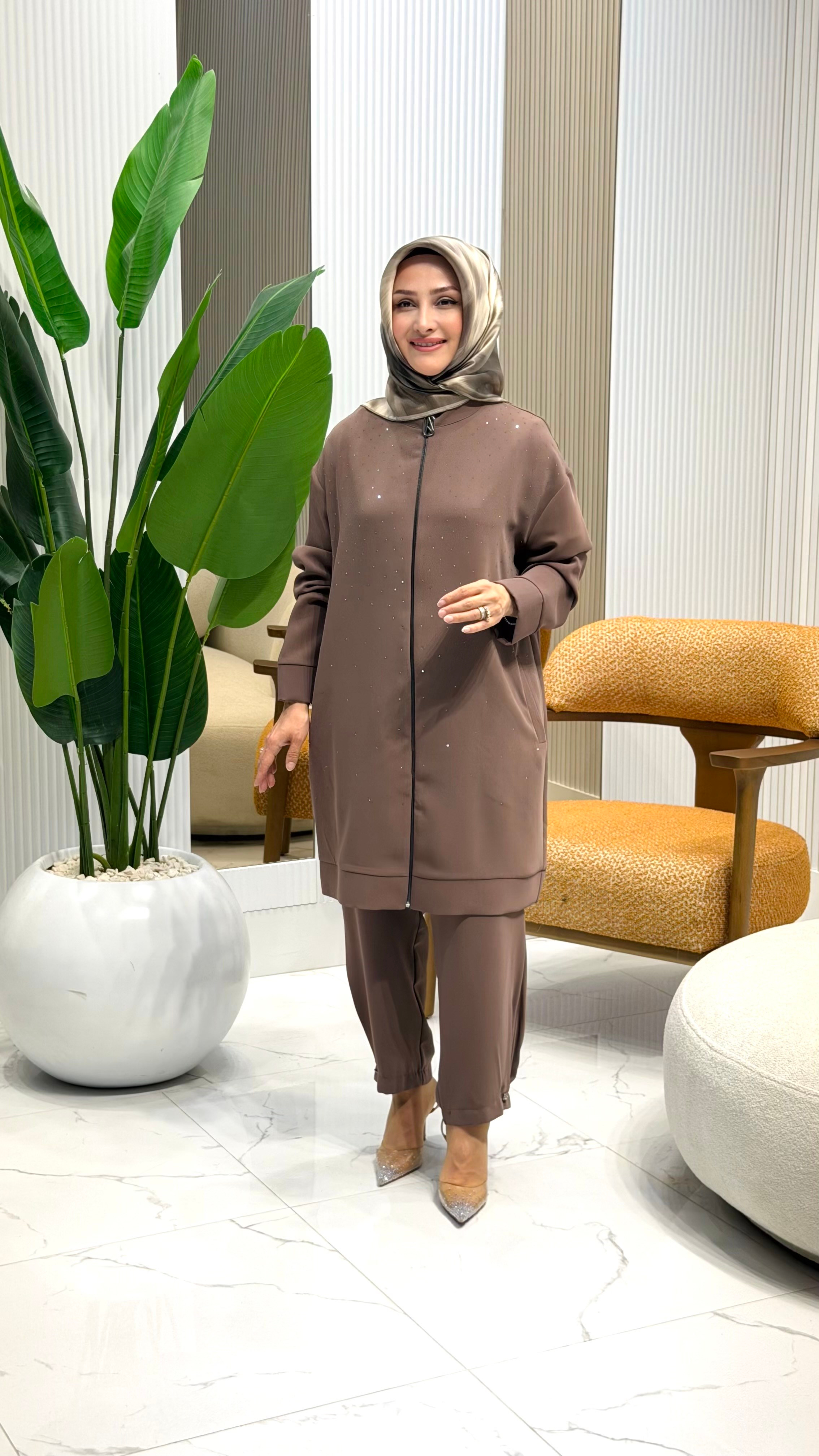 TAŞ DETAYLI FERMUARLI PANTOLONLU İKİLİ TAKIM LATTE 26YT625