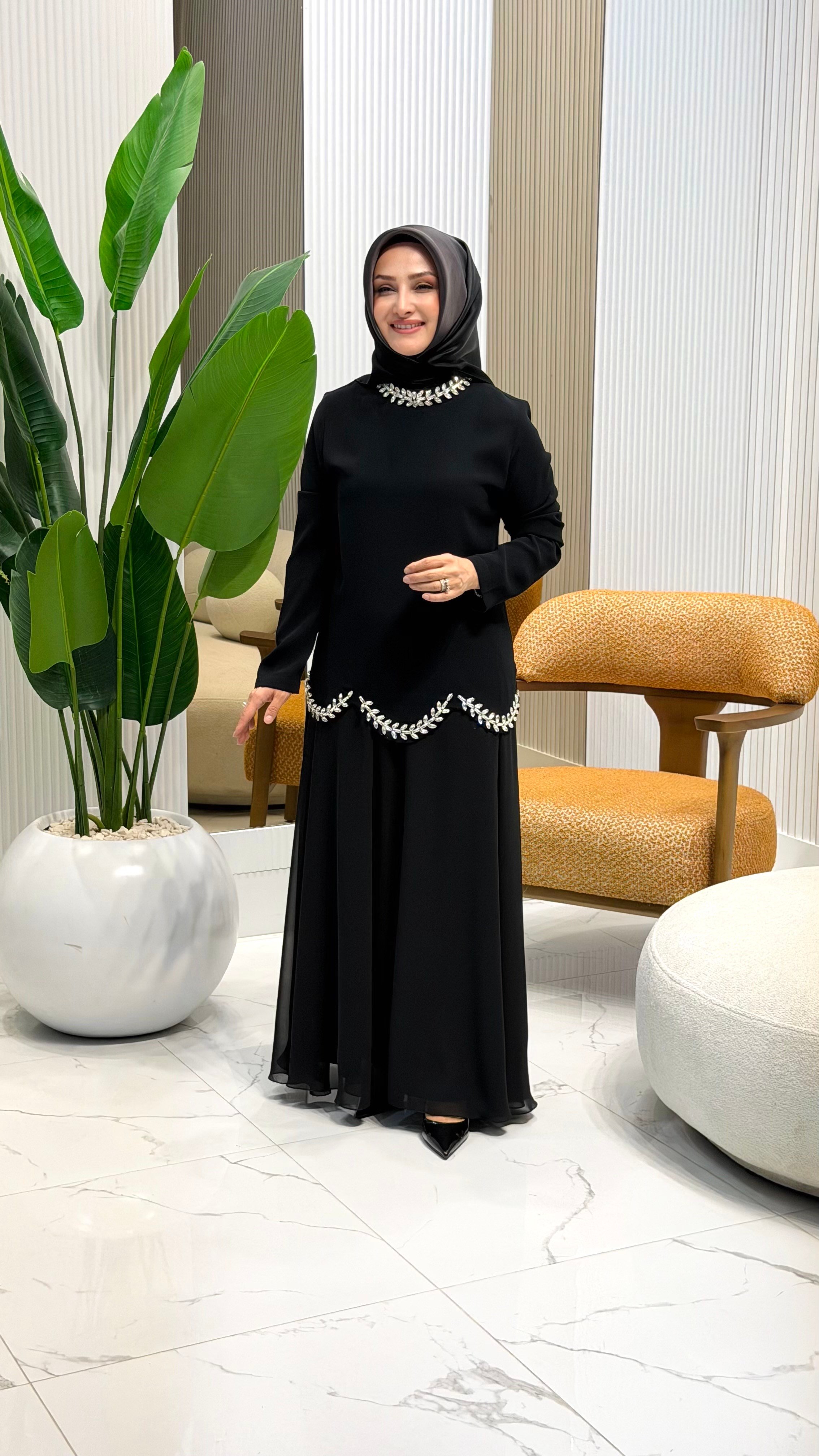 TAŞ İŞLEME DETAYLI ŞİFON ETEKLİ TAKIM SİYAH 8920