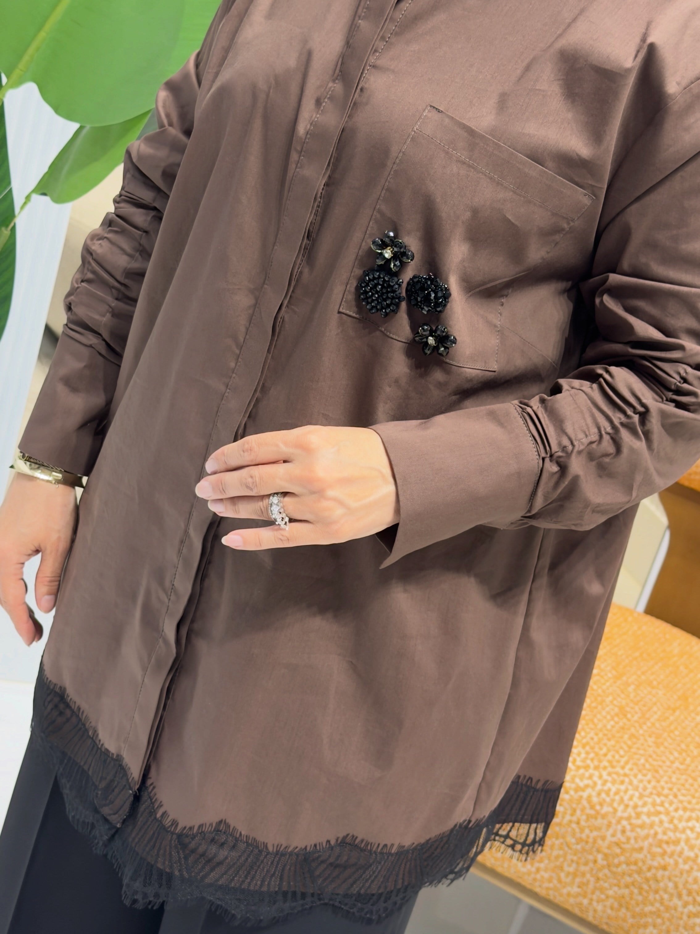 TIĞ TRİKO BROŞ VE DANTEL DETAYLI GÖMLEK KAHVE - 4054