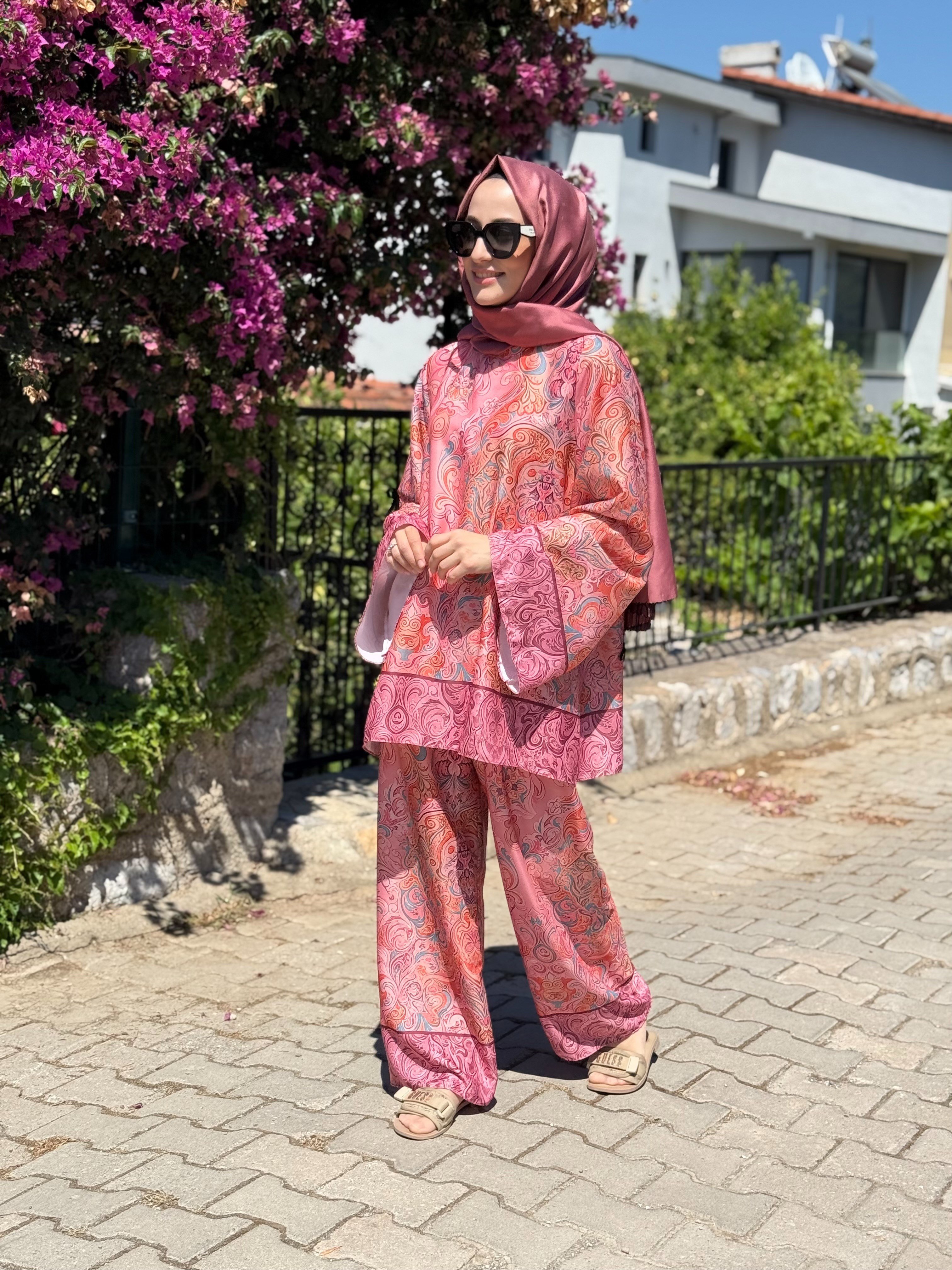 Pembe Desenli Takım