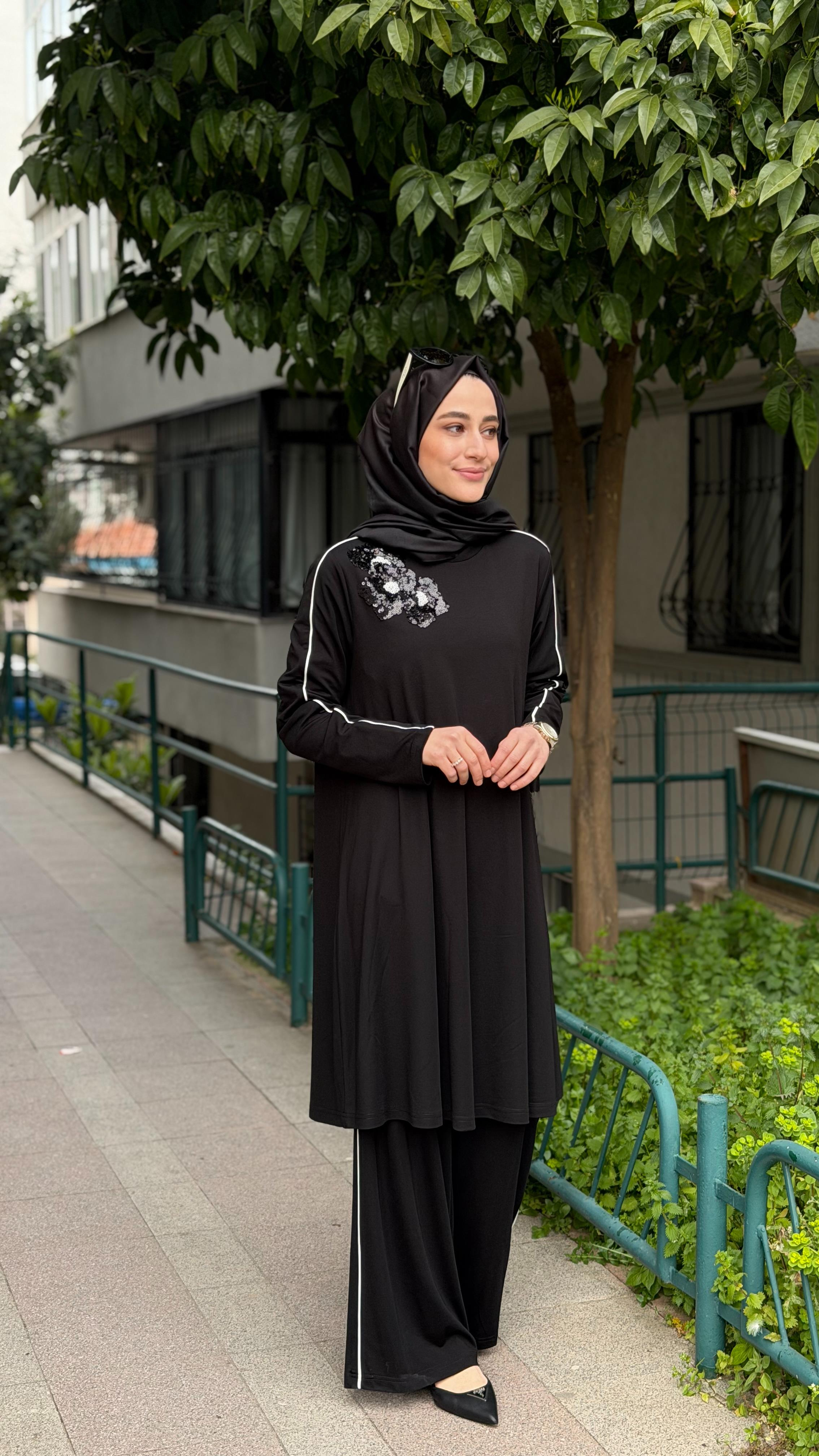 Siyah Çiçek Detay Takım 