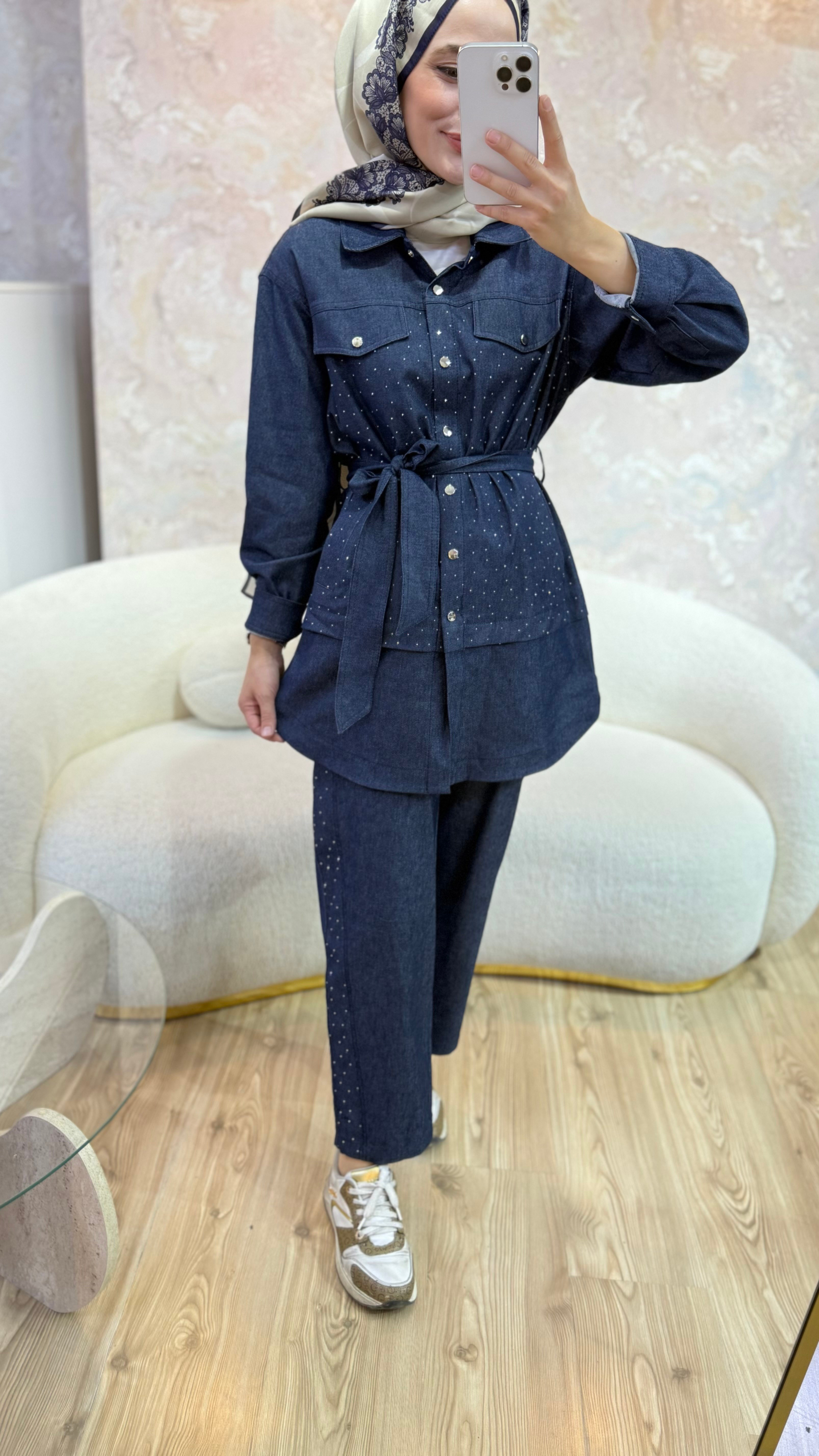Taş detaylı düz kesim denim pantolon
