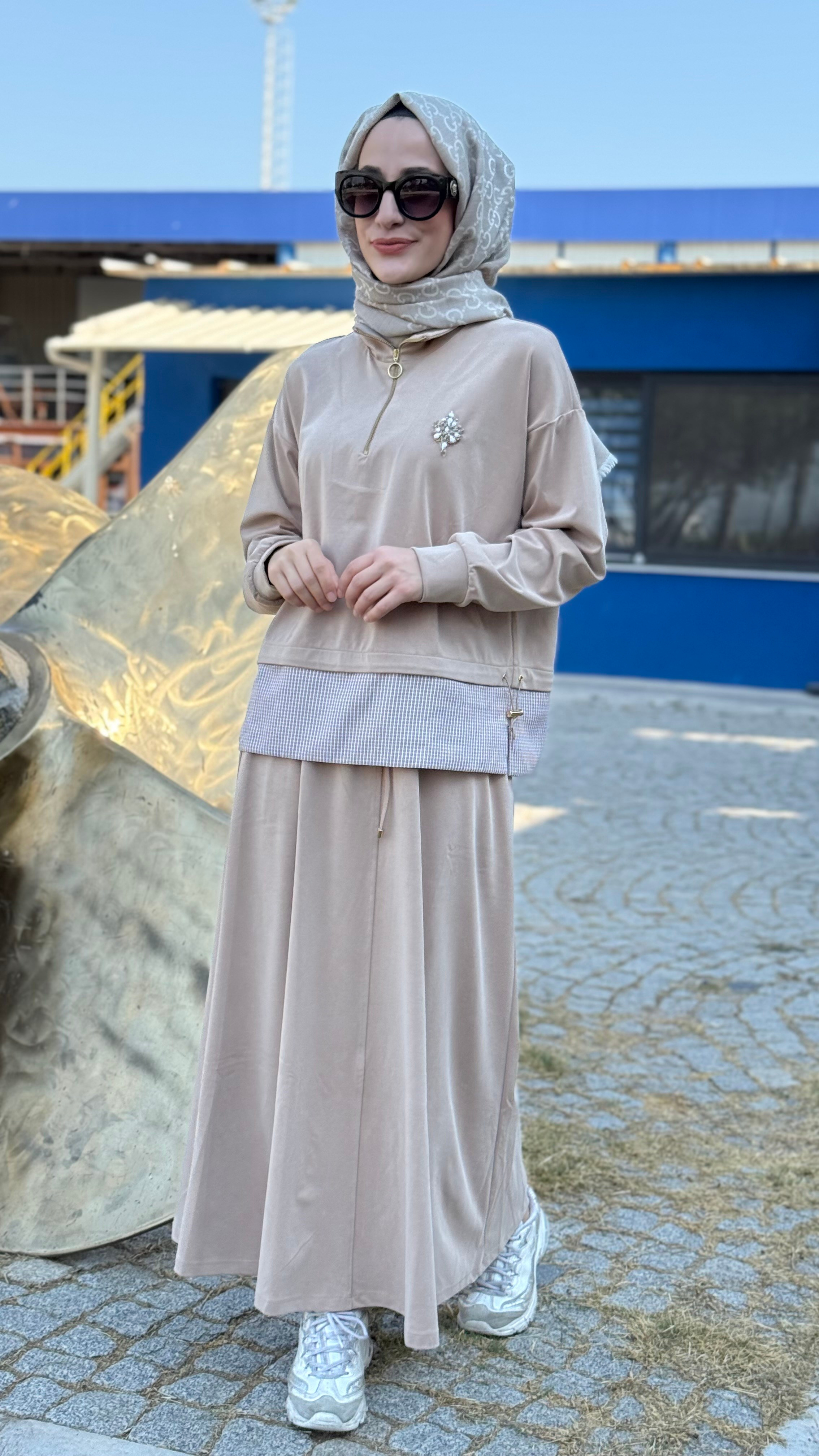 taşlı broş ve ekose detaylı fermuarlı sweatshirt