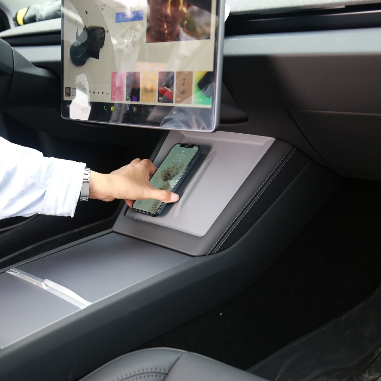 Model Y 2025 Juniper Kablosuz Şarj Yeri Pedi