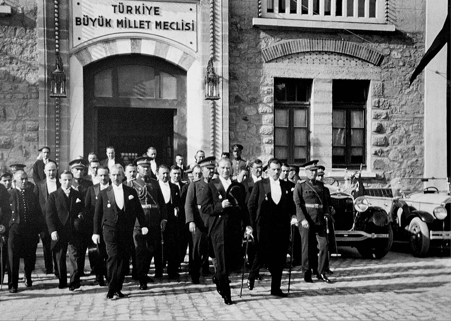 Mustafa Kemal Atatürk Meclis Önünde Kanvas Tablo