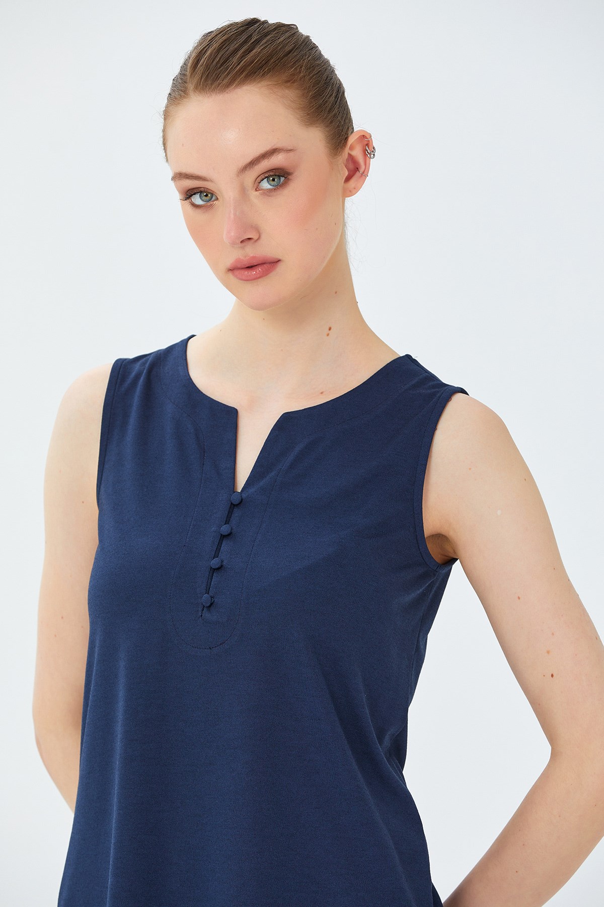 Önü Düğmeli Kolsuz Bluz 026-1033