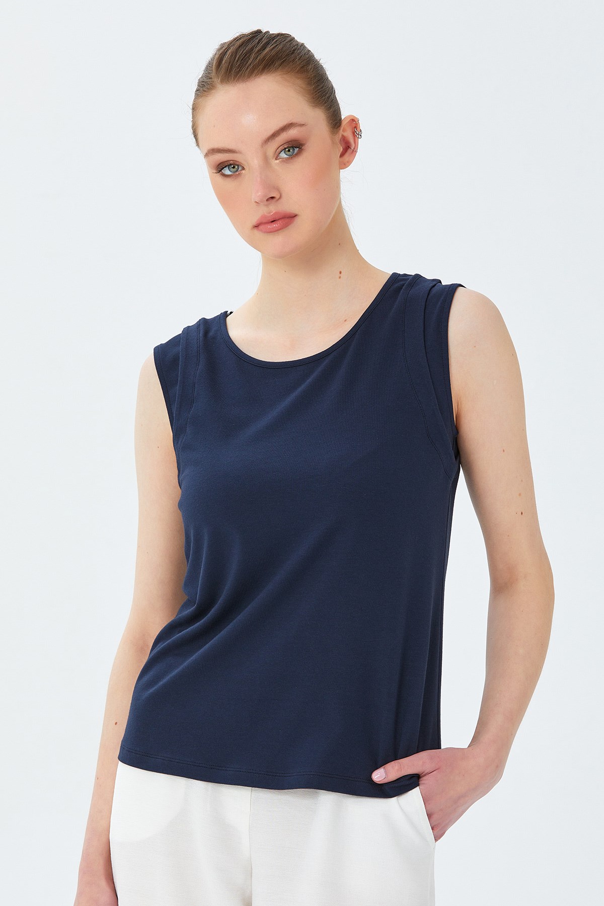 Yuvarlak Yaka Kolsuz Bluz 026-1045