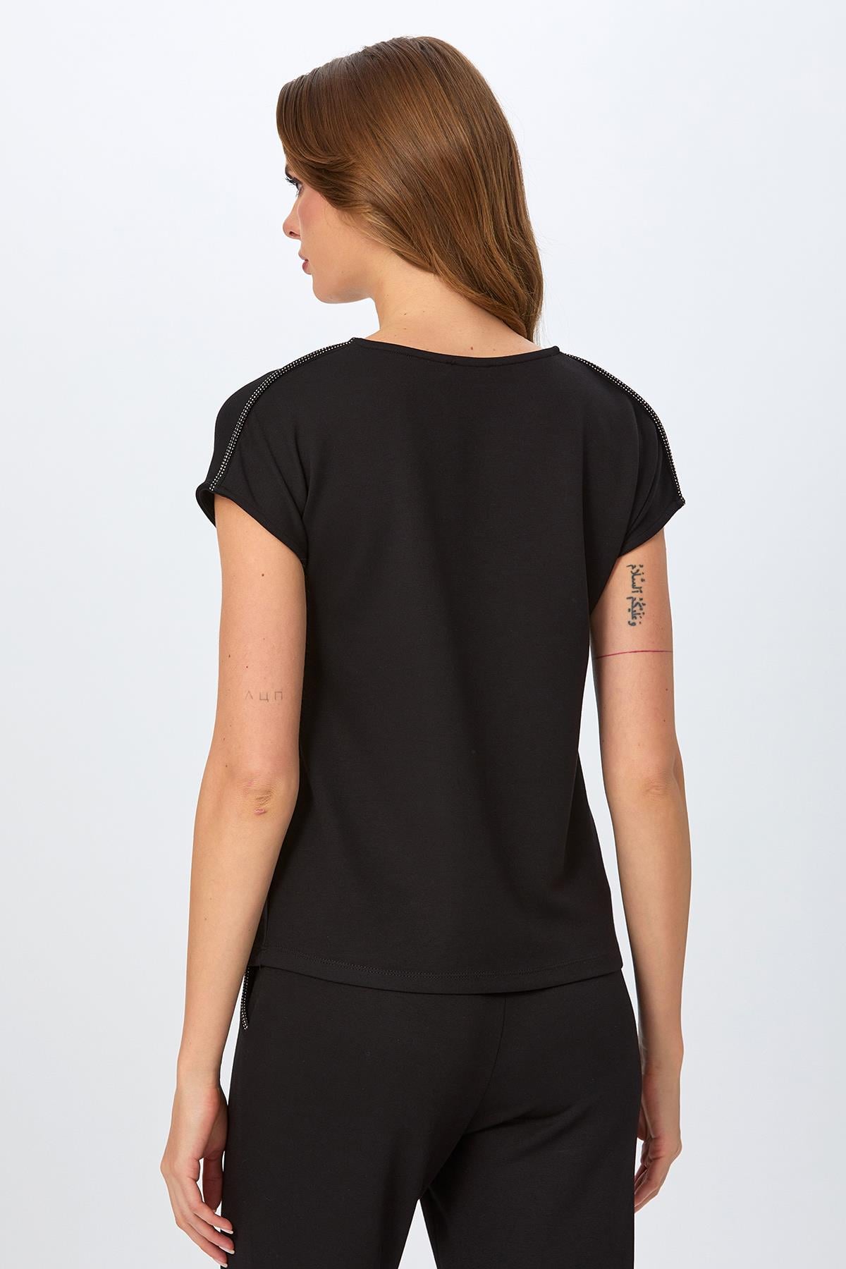 Yuvarlak Yaka Omuzu Şerit Detaylı S-Shirt 026-2104