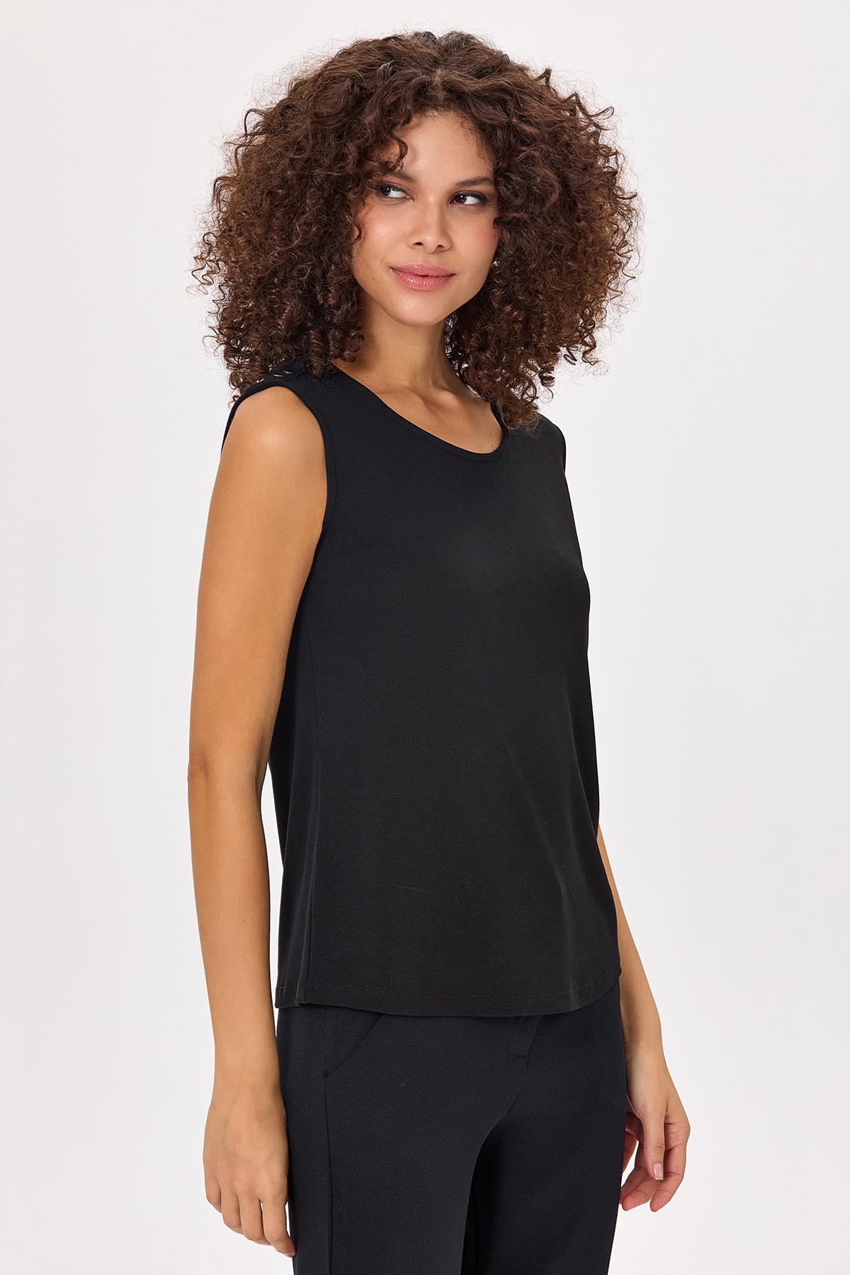Yuvarlak Yaka Omzu Toka Detaylı Bluz 025-1006
