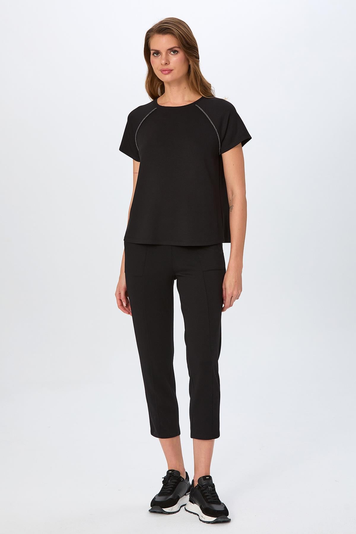 Yuvarlak Yaka Taş Şerit Detaylı S-Shirt 026-2110