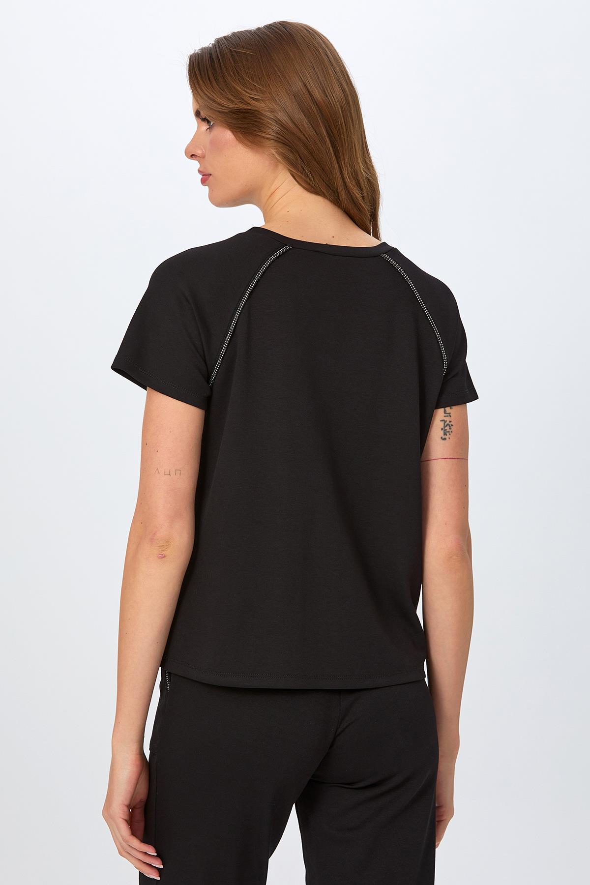 Yuvarlak Yaka Taş Şerit Detaylı S-Shirt 026-2110