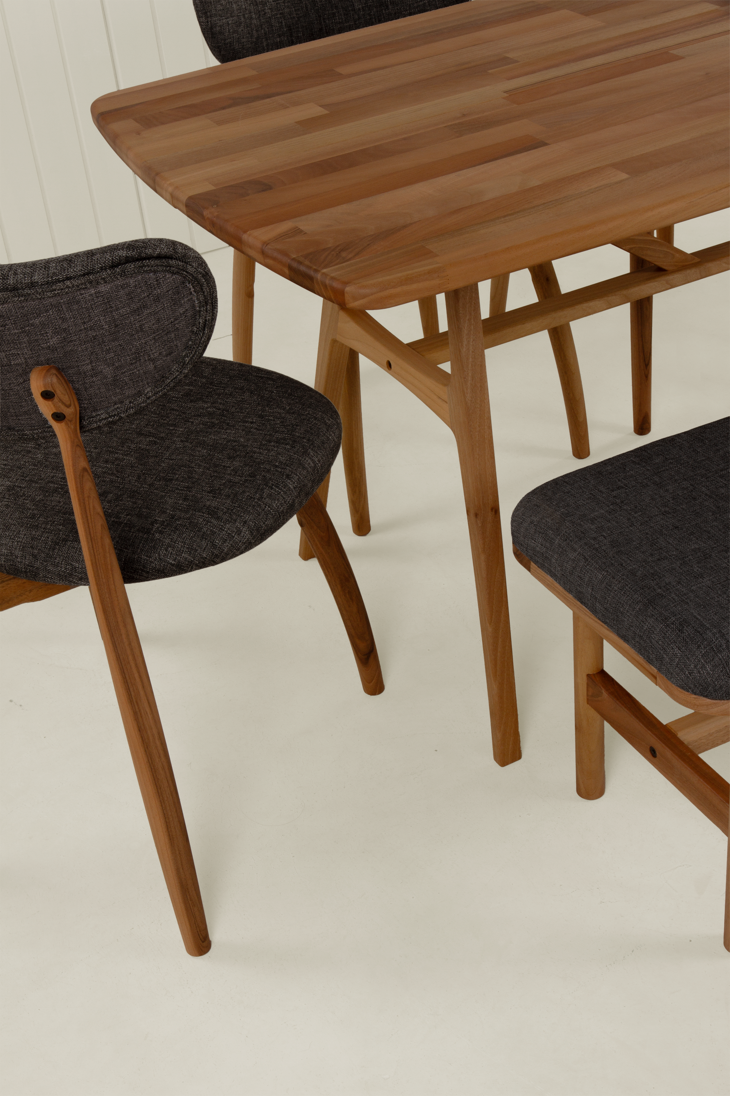 Slim Ceviz 160 cm Masa ile Hug Ceviz Sandalye ve Alaçatı Ceviz 115 cm Bench 6 Kişilik Takım