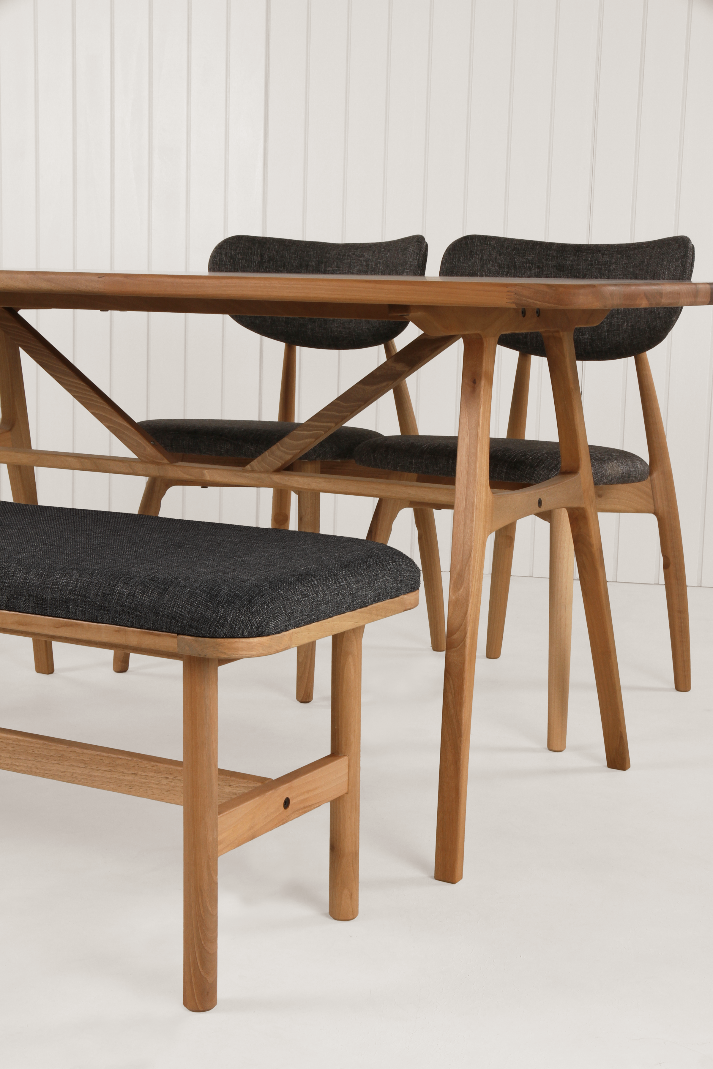 Slim Ceviz 160 cm Masa ile Hug Ceviz Sandalye ve Alaçatı Ceviz 115 cm Bench 6 Kişilik Takım