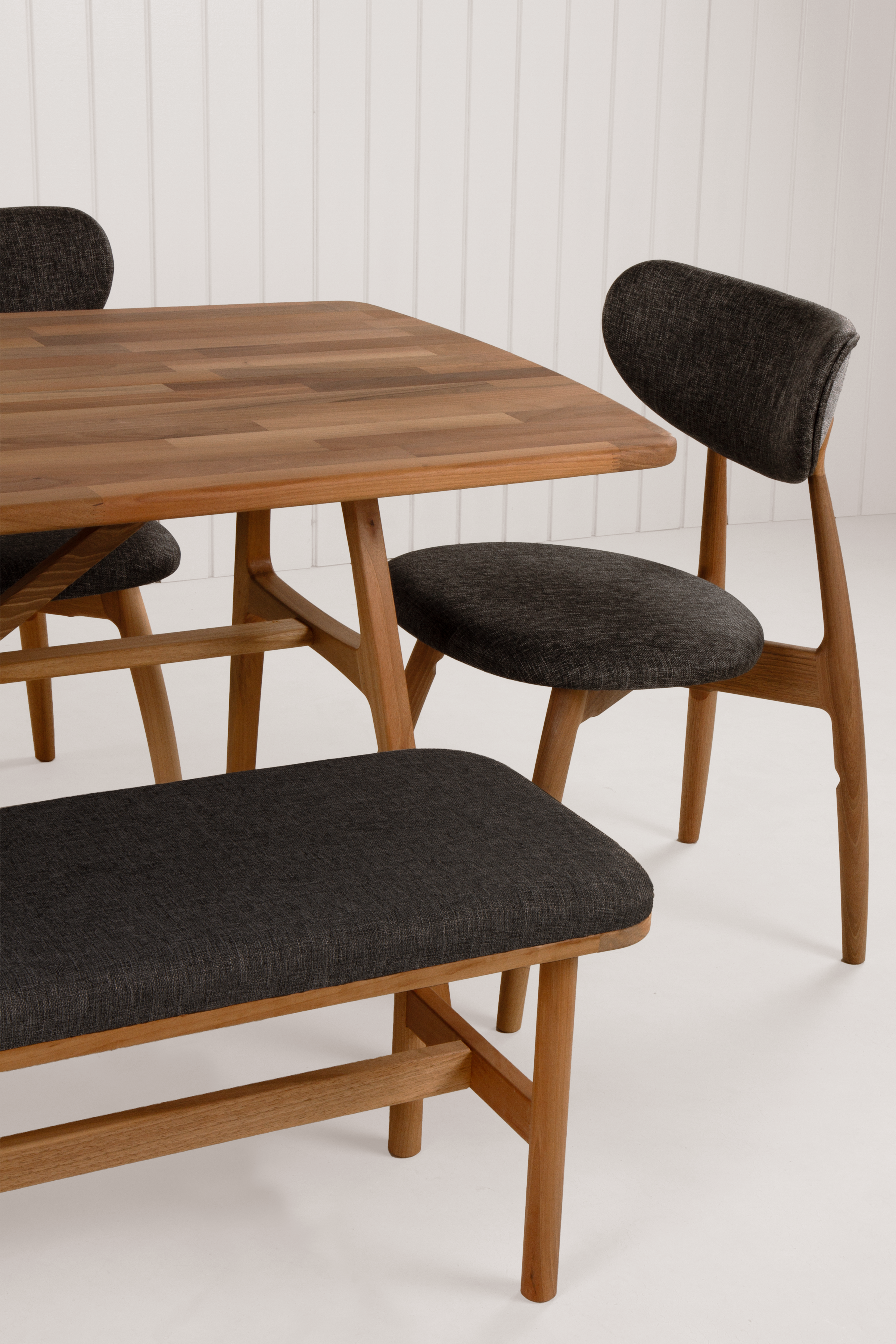 Slim Ceviz 160 cm Masa ile Hug Ceviz Sandalye ve Alaçatı Ceviz 115 cm Bench Gri 6 Kişilik Takım