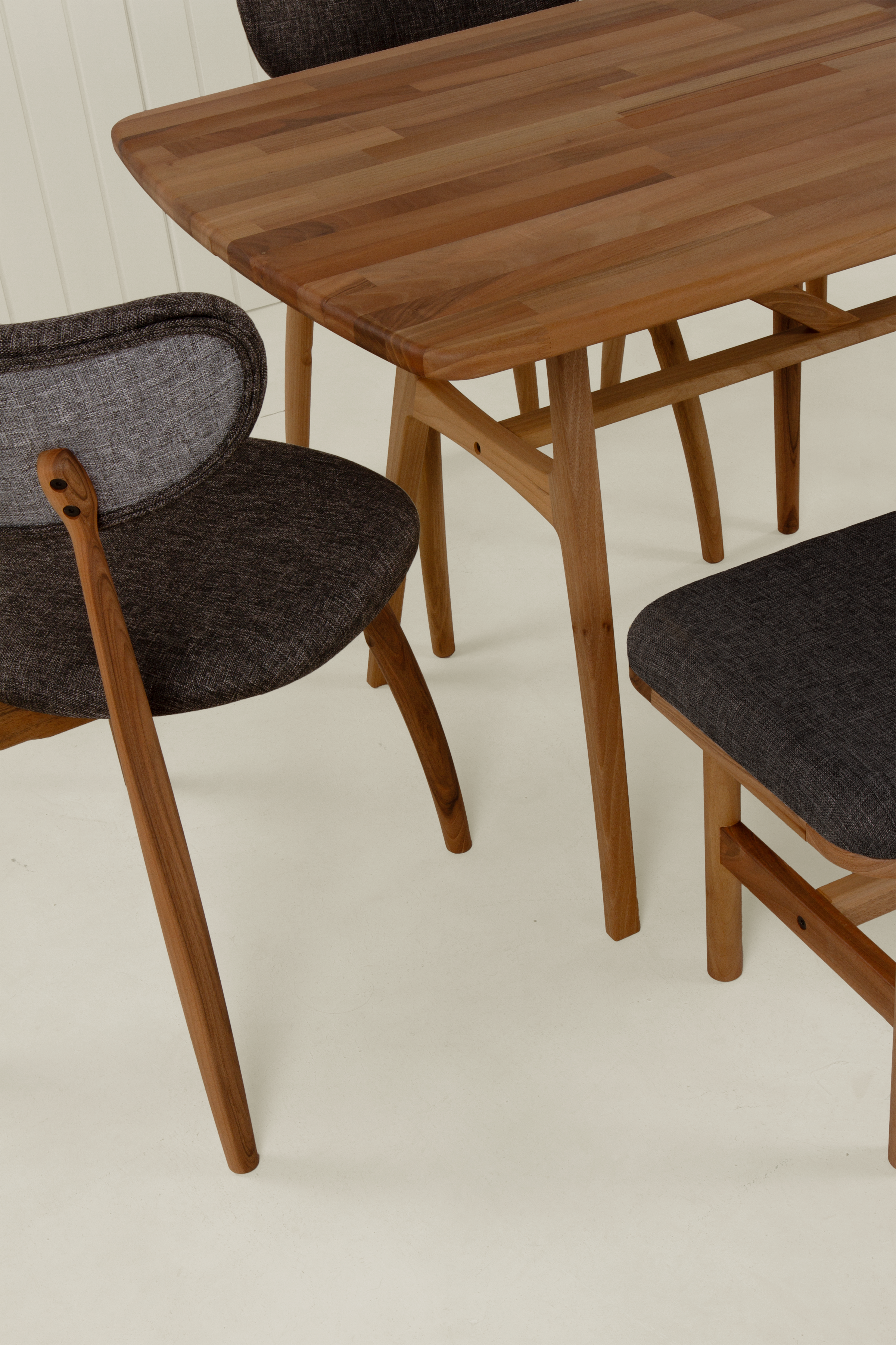 Slim Ceviz 160 cm Masa ile Hug Ceviz Sandalye ve Alaçatı Ceviz 115 cm Bench Gri 6 Kişilik Takım