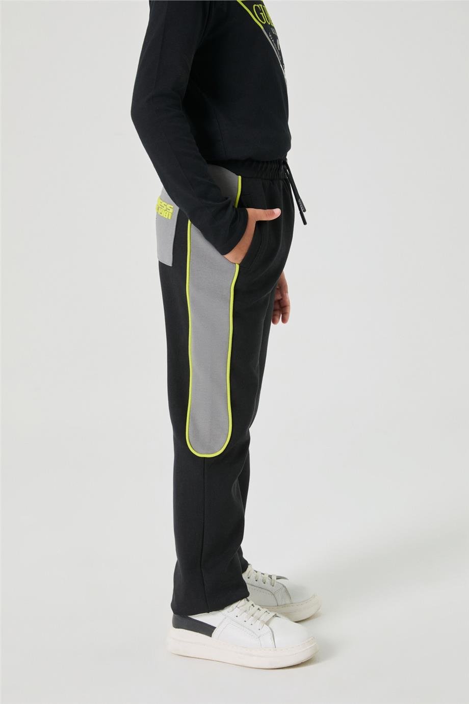 Guess Erkek Çocuk Siyah Eşofman AltıGuess Erkek Çocuk Siyah Eşofman Altı