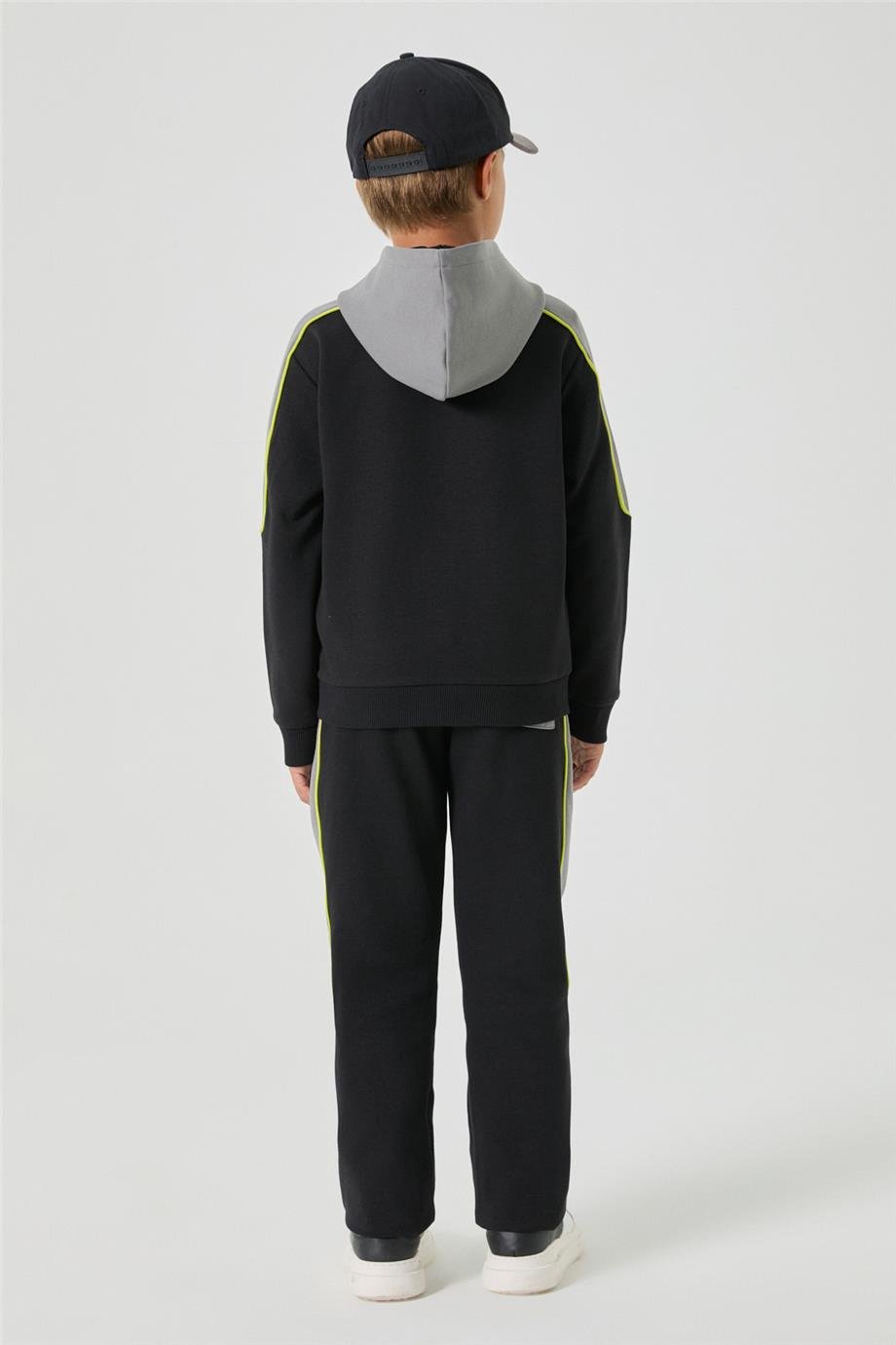 Guess Erkek Çocuk Siyah Eşofman ÜstüGuess Erkek Çocuk Siyah Eşofman Üstü