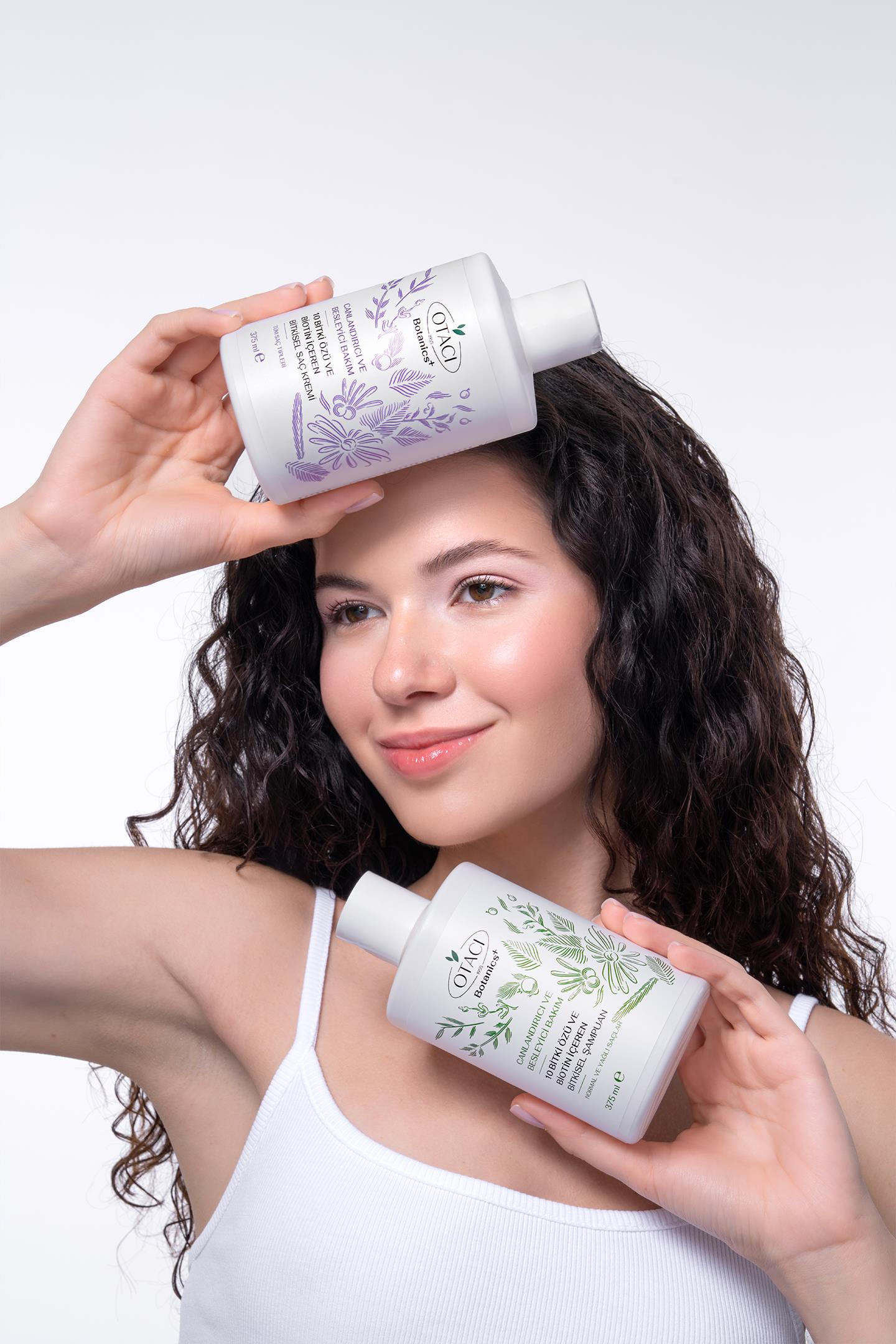 CANLANDIRICI & BESLEYICI BAKIM - 10 BITKI ÖZÜ VE BIOTIN IÇEREN BITKISEL SAMPUAN