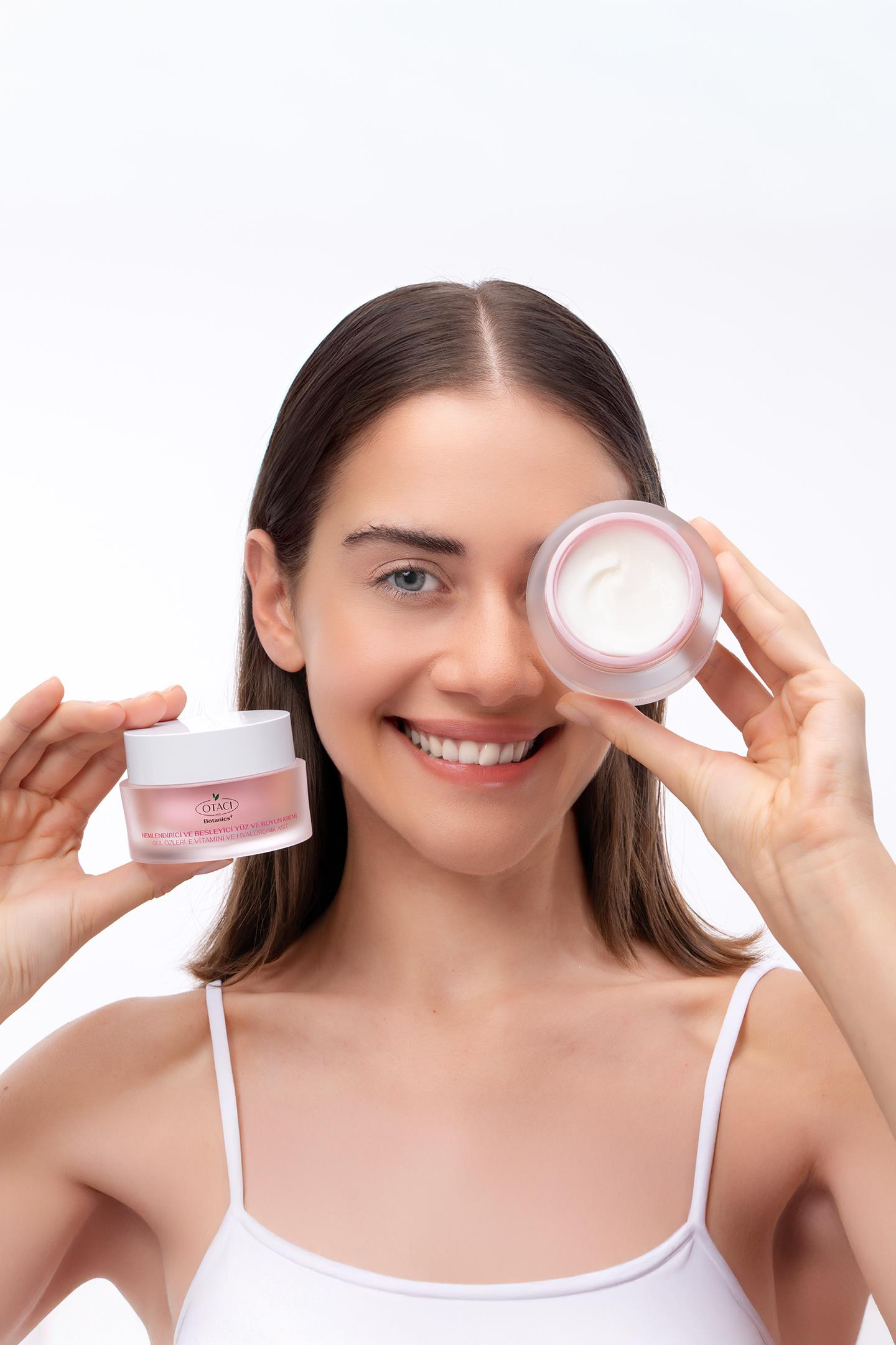 NEMLENDIRICI YÜZ VE BOYUN KREMI - GÜL ÖZLERI, E VITAMINI VE HYALÜRONIK ASIT