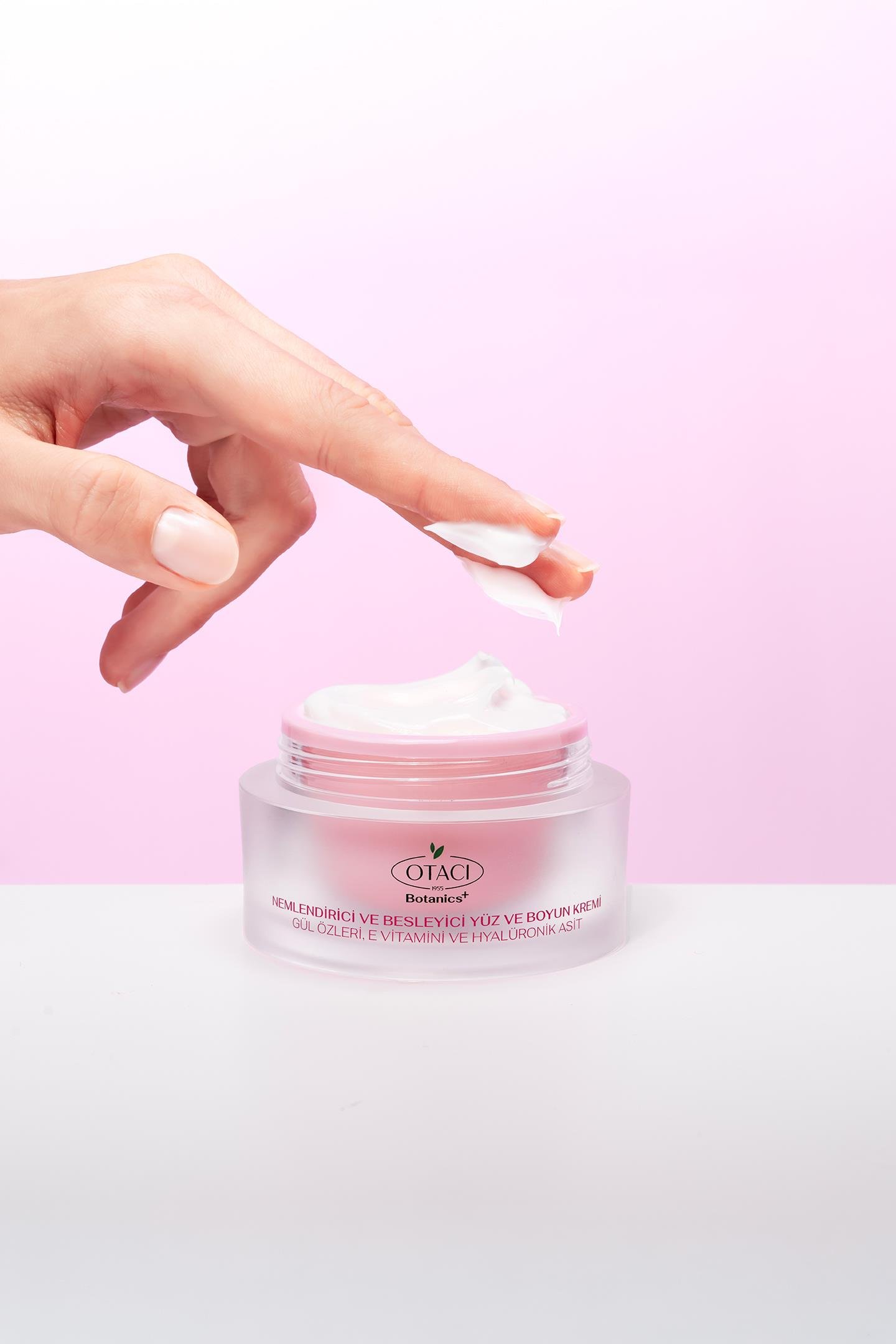 NEMLENDIRICI YÜZ VE BOYUN KREMI - GÜL ÖZLERI, E VITAMINI VE HYALÜRONIK ASIT