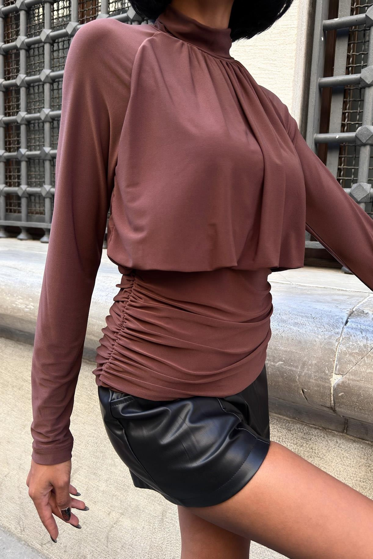 S6K3480Döküm Detaylı Boğazlı Sandy Bluz 3480