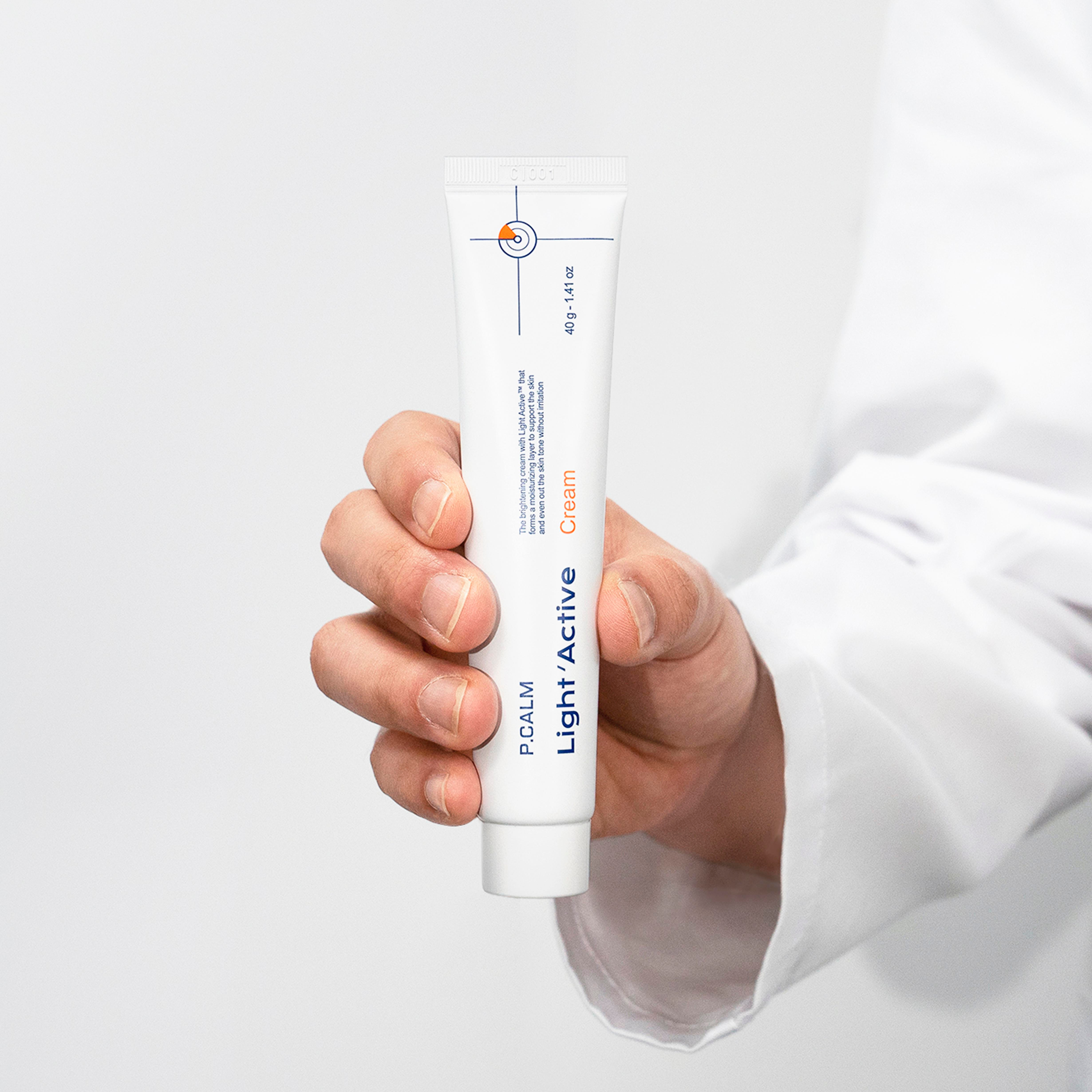 P.Calm Traneksamik Asit ve Arbutin içeren Leke Karşıtı Yatıştırıcı, Onarıcı, Nemlendirici Light Active Krem - 40gr