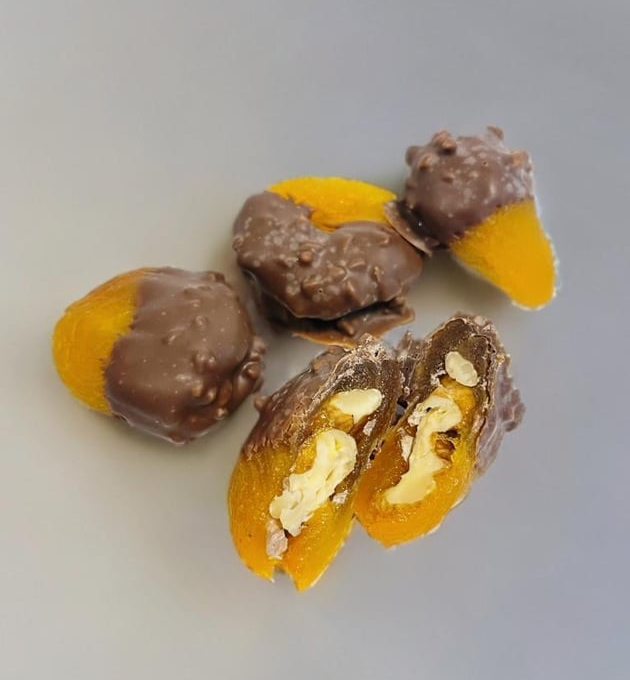 Cevizli Kayısı Kurusu ve Fındık Parçacıklı Çikolata (250 gr, 10-12 adet)