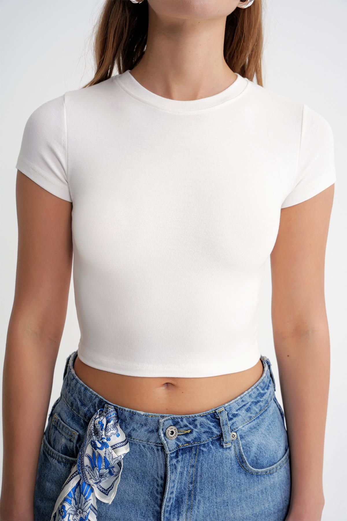 2011 Kadın Slim Fit Basic Crop T-Shirt Beyaz