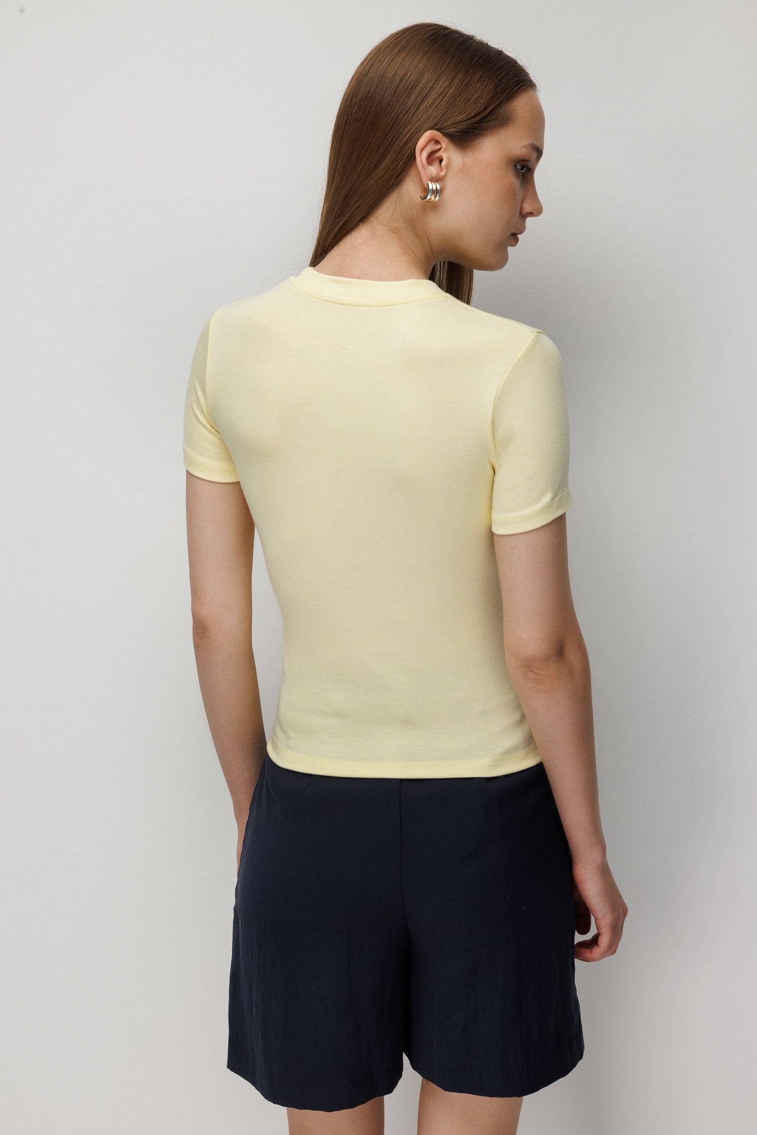 2100 Kadın Slim Fit Bisiklet Yaka Soft Basic T-Shirt Sarı