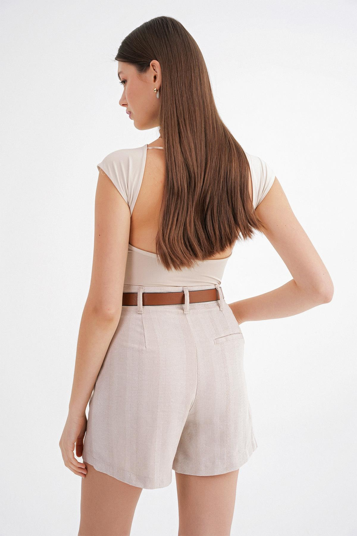4489 Kadın Deri Kemerli Keten Bermuda Şort Naturel