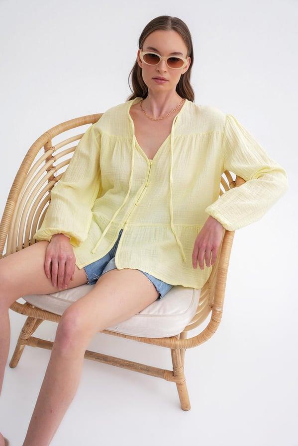 4563 Kadın Yakası Bağlamalı Kolu Lastikli Bol Müslin Gömlek Pastel Sarısı