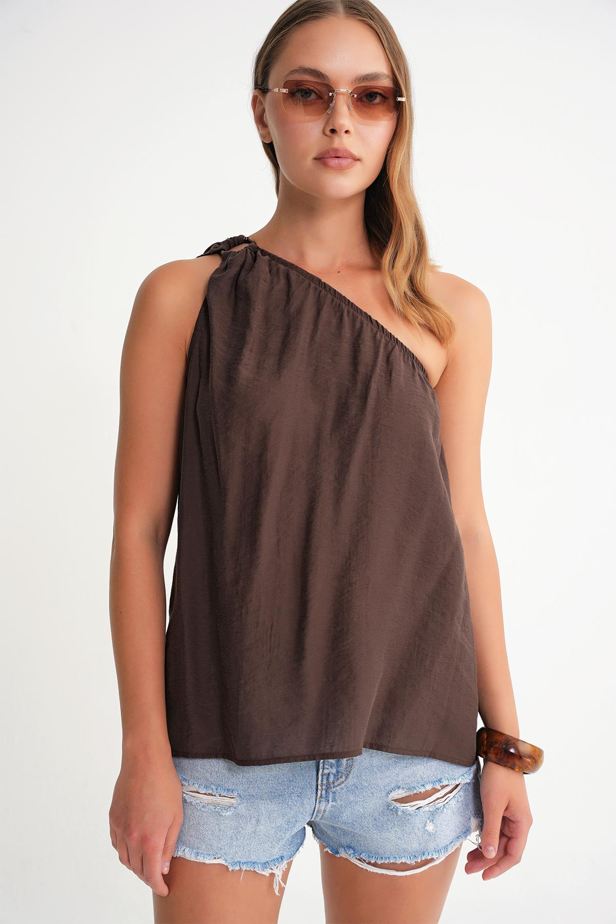 4665 Kadın Tek Omuz Askılı Bluz Kahve