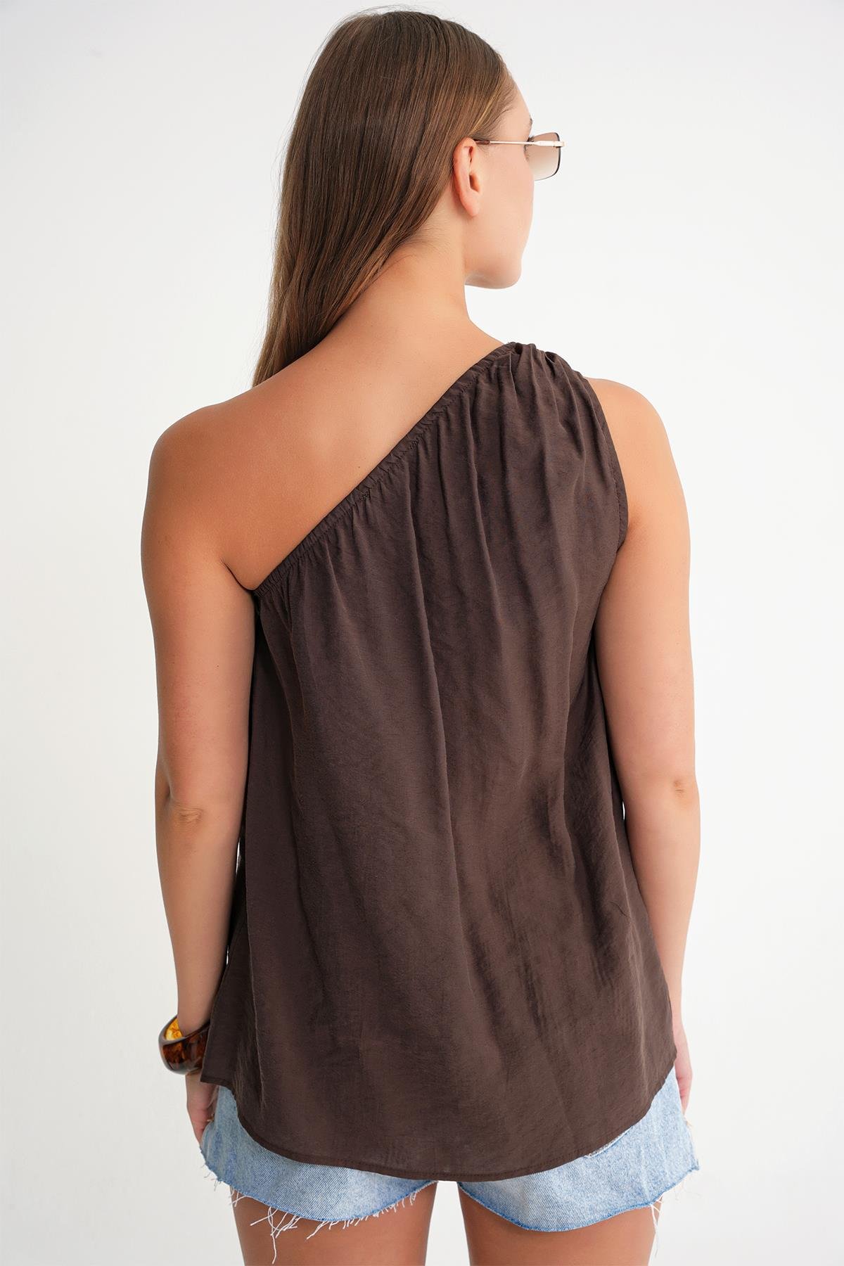 4665 Kadın Tek Omuz Askılı Bluz Kahve