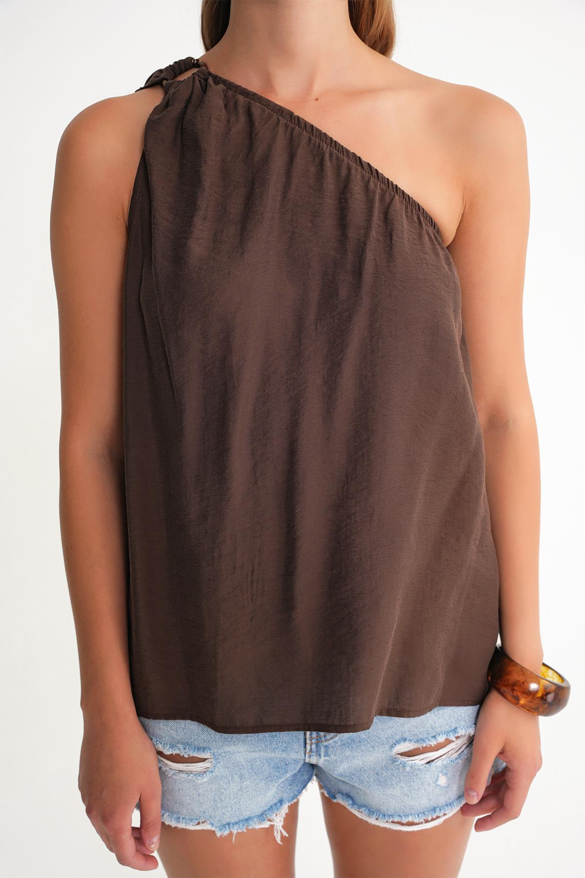 4665 Kadın Tek Omuz Askılı Bluz Kahve