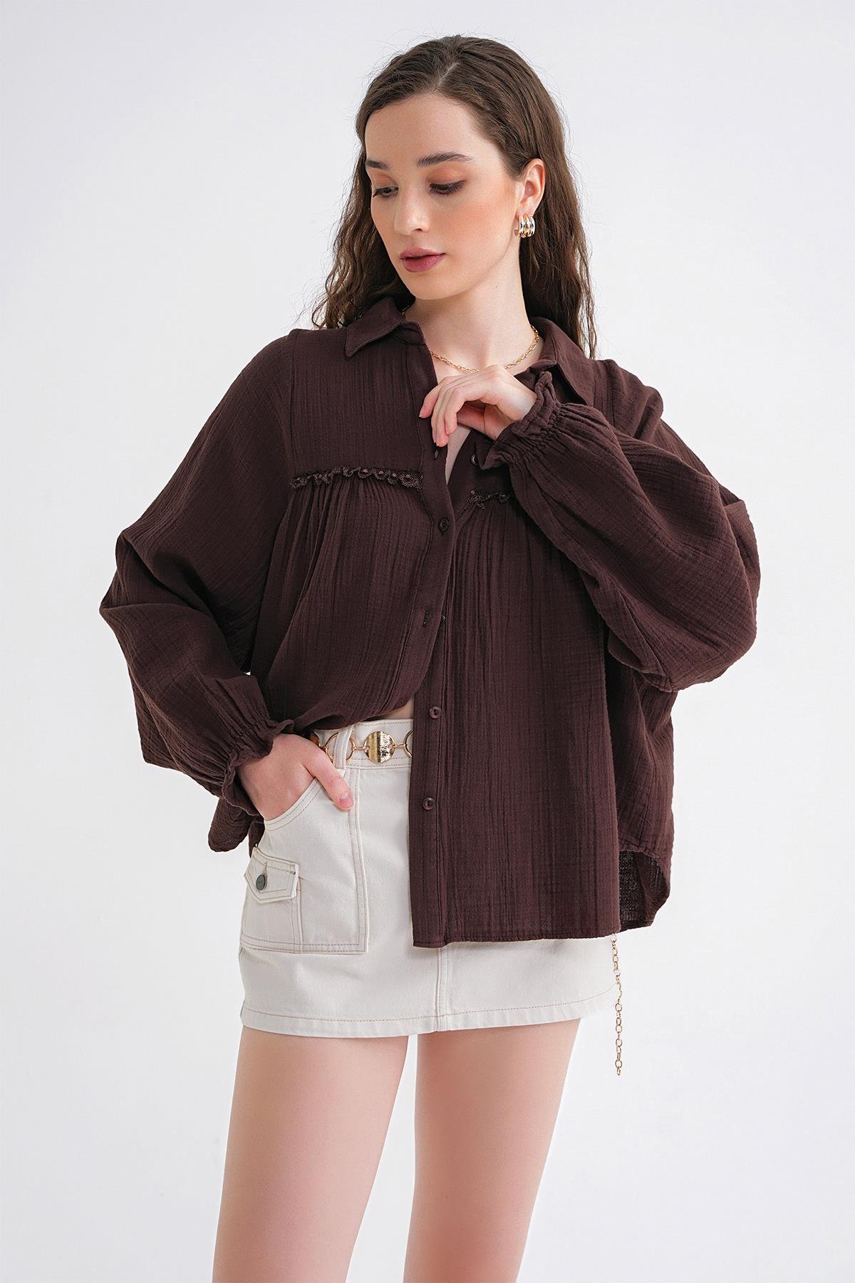 4677 Kadın Dantel Detaylı Müslin Gömlek Kahve