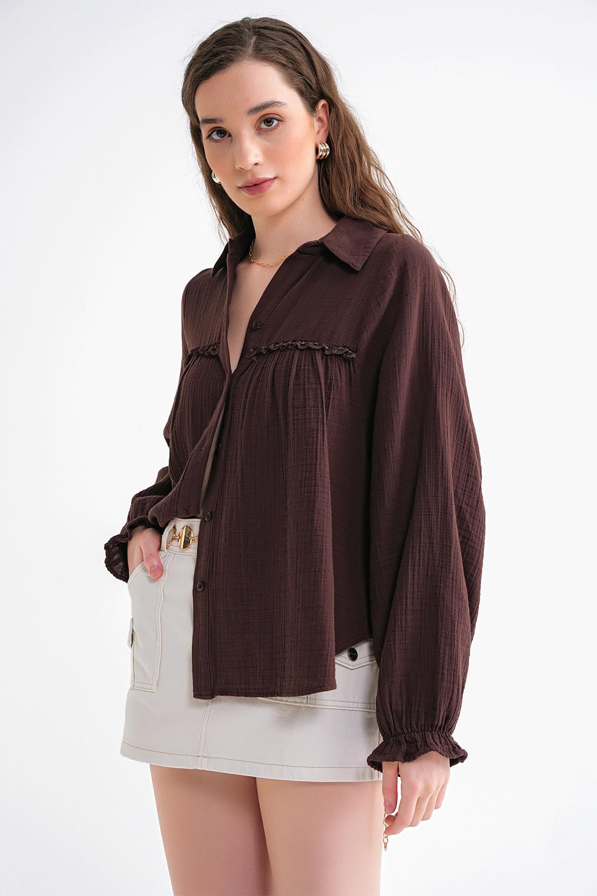 4677 Kadın Dantel Detaylı Müslin Gömlek Kahve