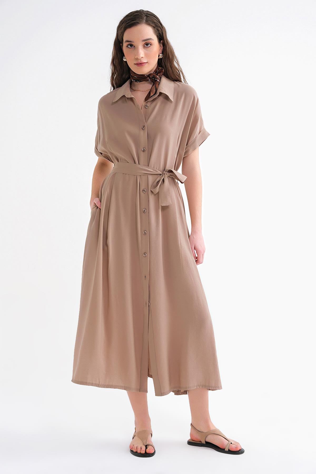 4699 Kadın Düşük Kol Düğmeli Kuşaklı Elbise Toprak