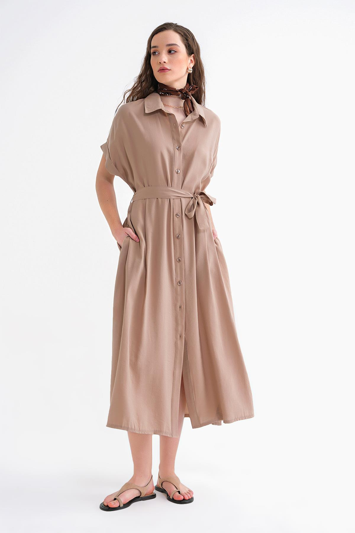 4699 Kadın Düşük Kol Düğmeli Kuşaklı Elbise Toprak