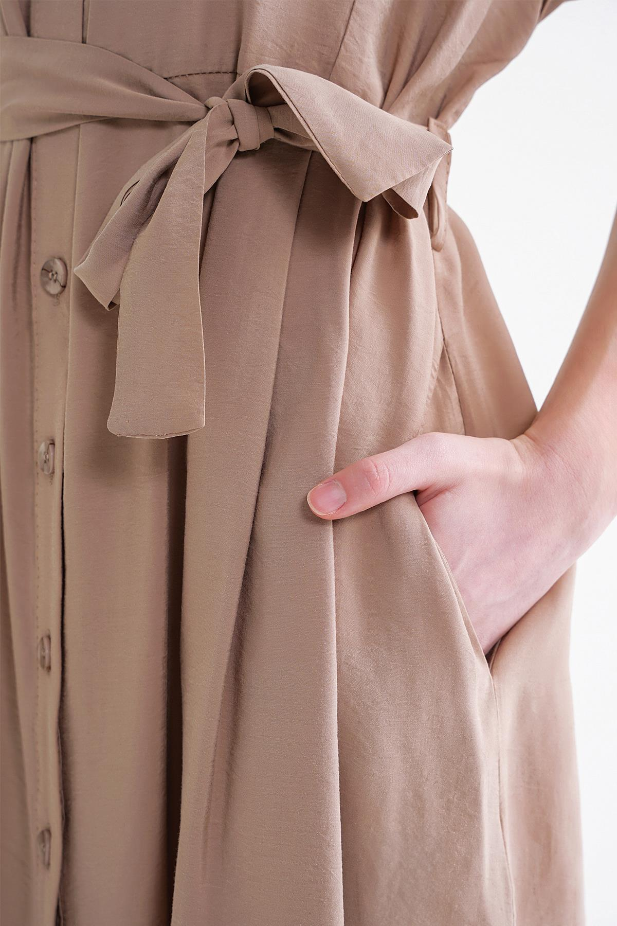 4699 Kadın Düşük Kol Düğmeli Kuşaklı Elbise Toprak