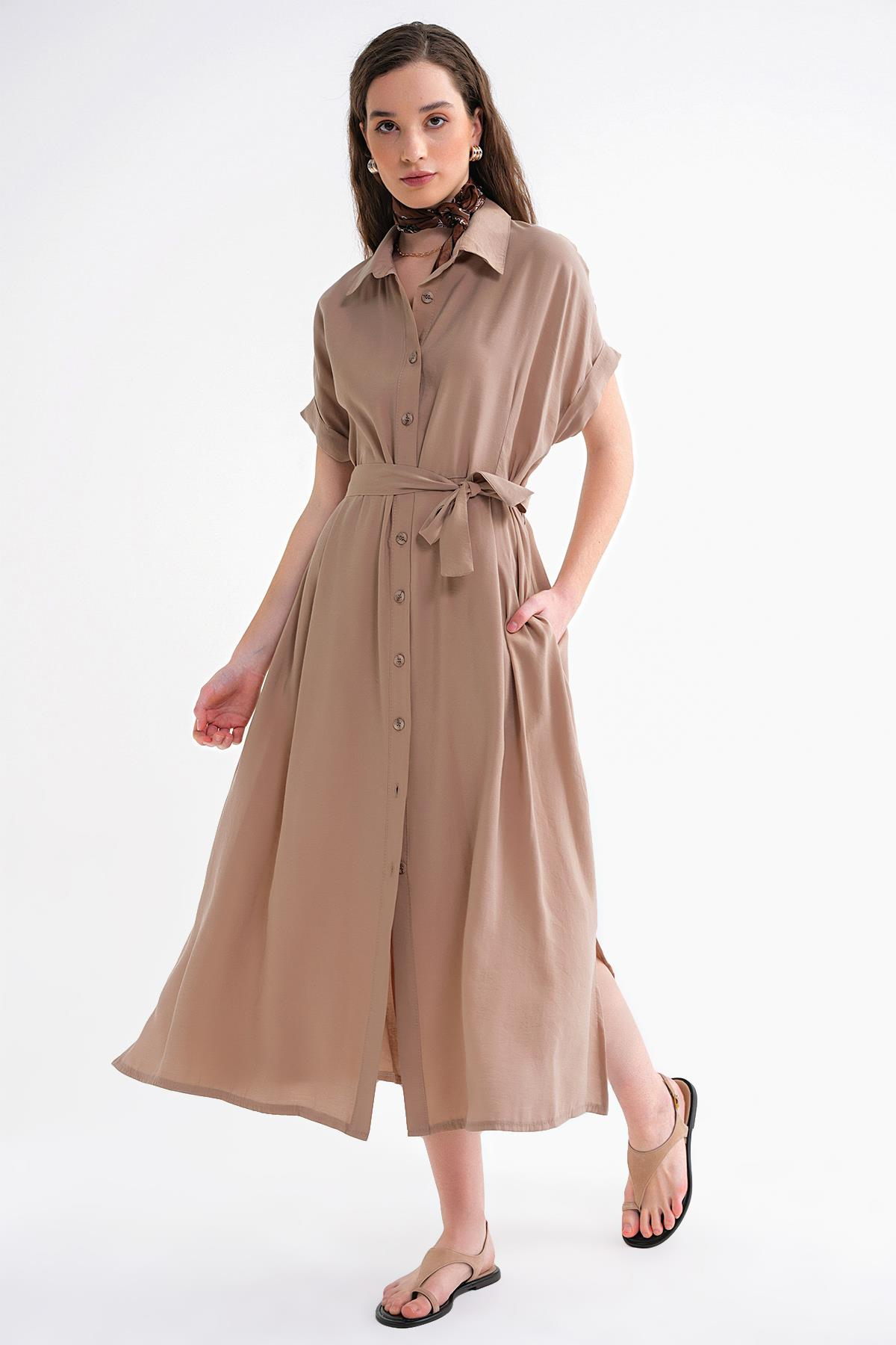 4699 Kadın Düşük Kol Düğmeli Kuşaklı Elbise Toprak