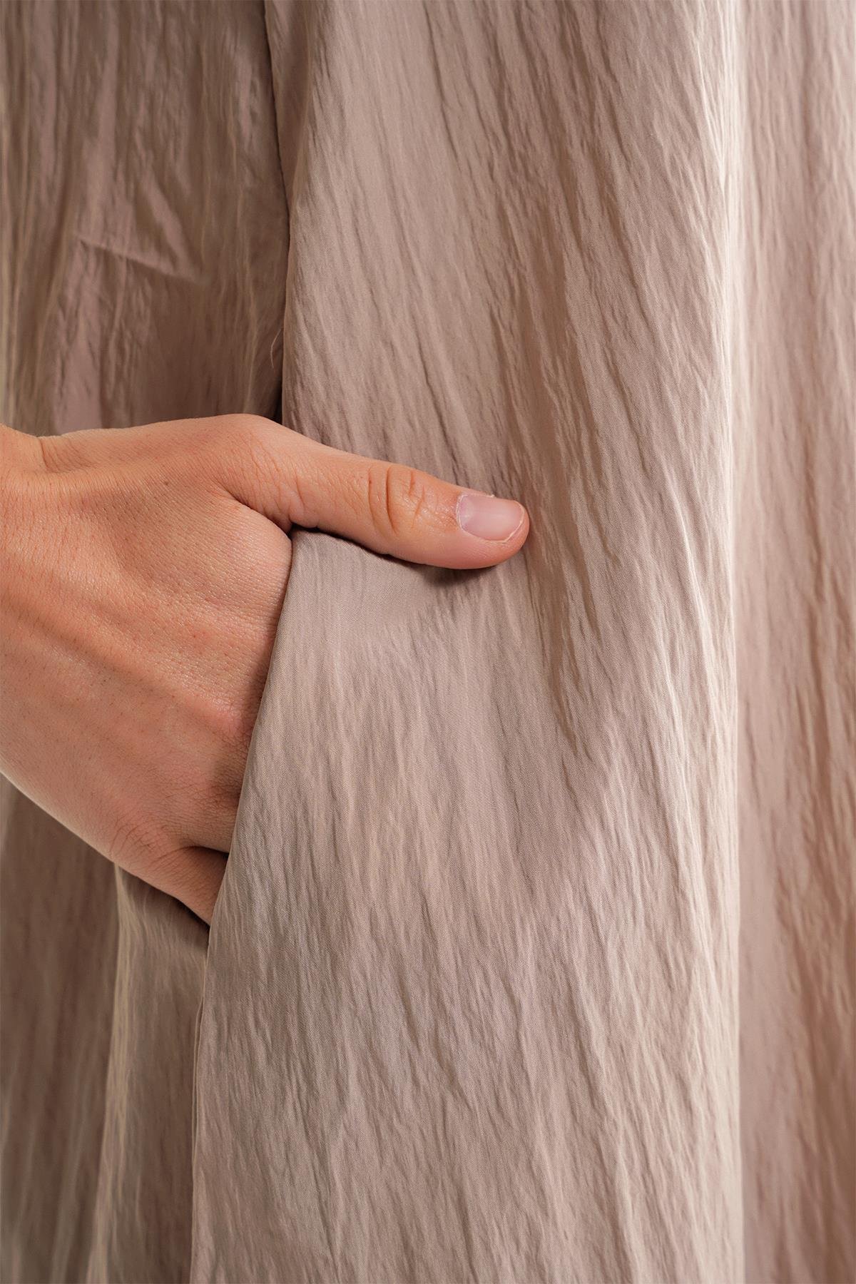 4700 Kadın V Yaka Önü Pileli Elbise Latte