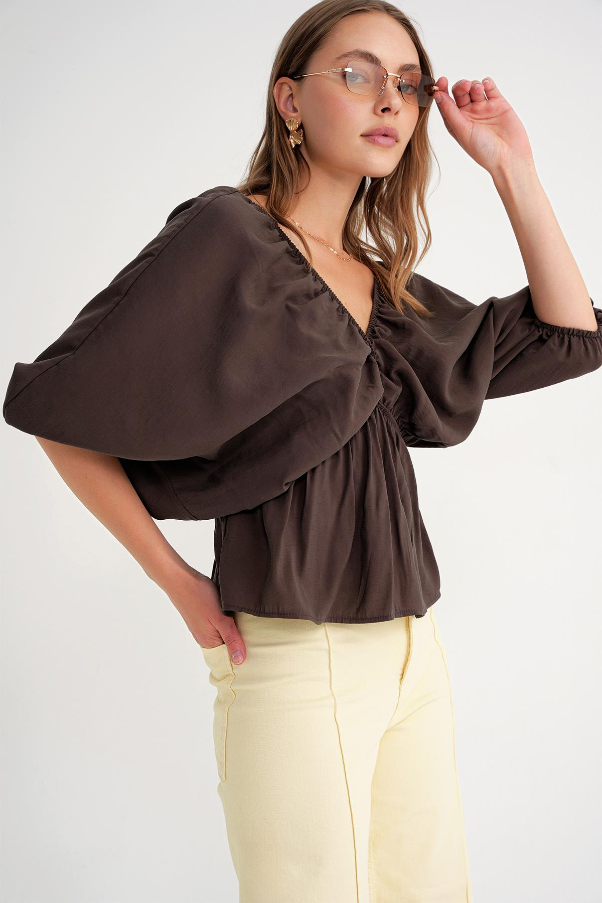 4703 Kadın V Yaka Lastikli Modal Bluz Kahve