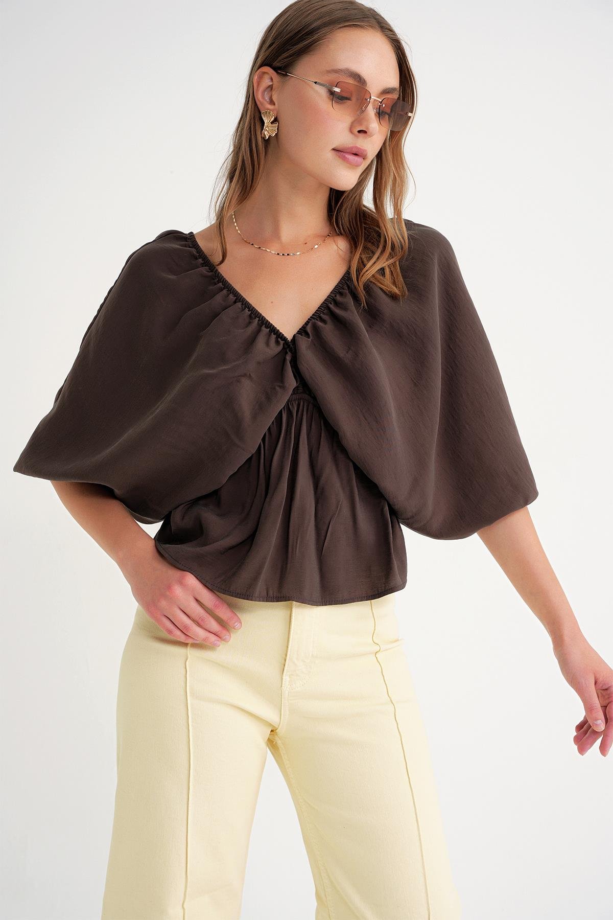 4703 Kadın V Yaka Lastikli Modal Bluz Kahve