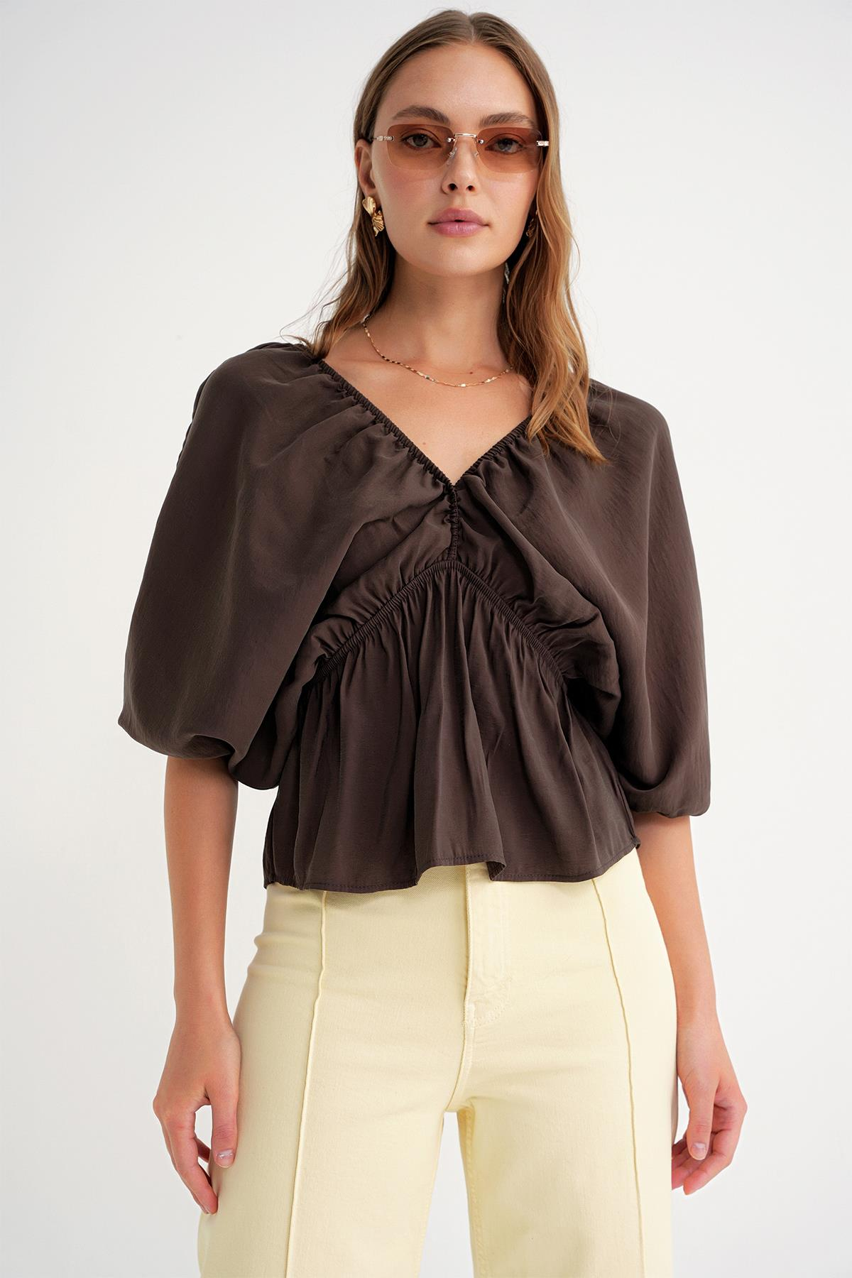 4703 Kadın V Yaka Lastikli Modal Bluz Kahve