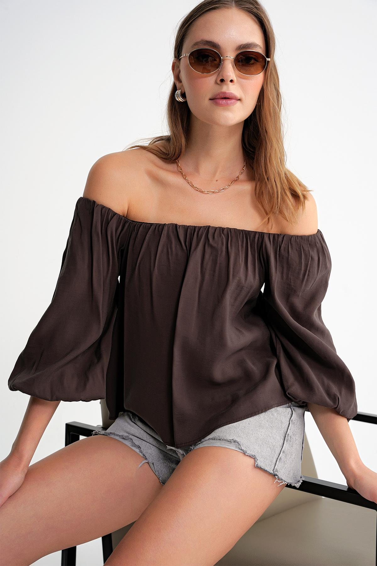 4706 Kadın Sırtı Açık Balon Kol Straplez Bluz Kahve