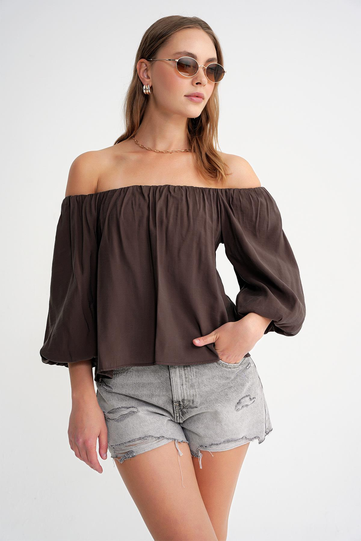 4706 Kadın Sırtı Açık Balon Kol Straplez Bluz Kahve