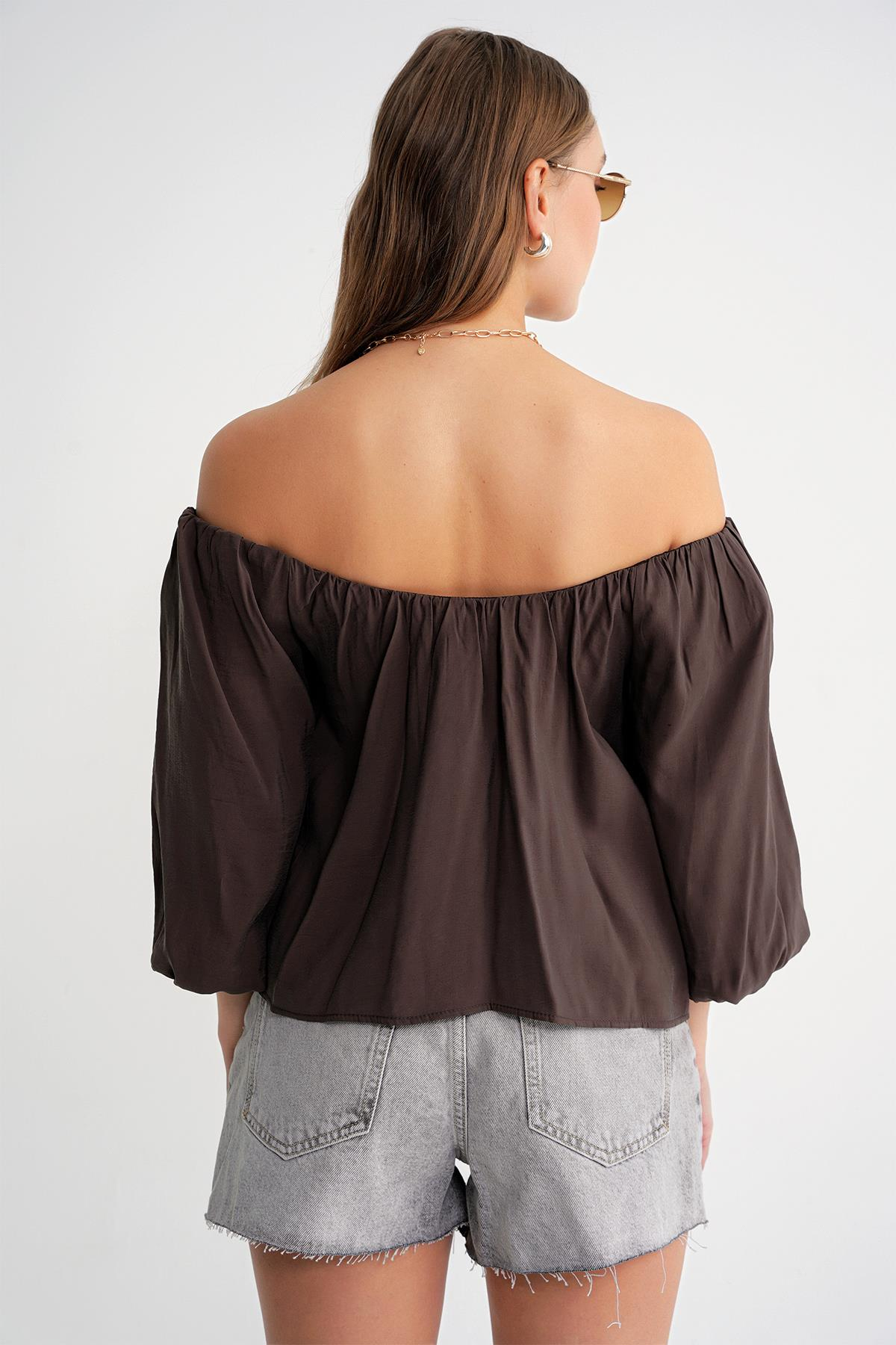 4706 Kadın Sırtı Açık Balon Kol Straplez Bluz Kahve